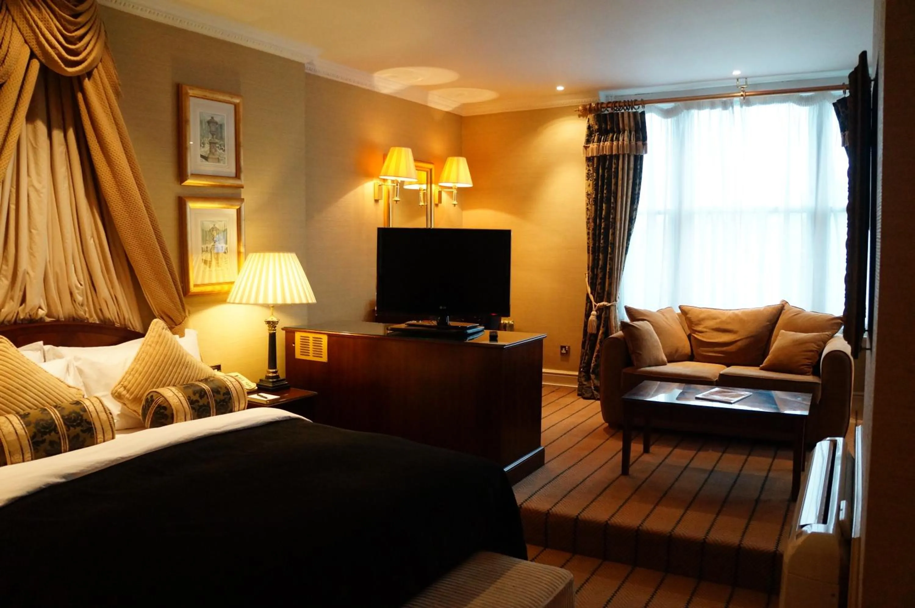 Photo of the whole room, Bed in The Colonnade