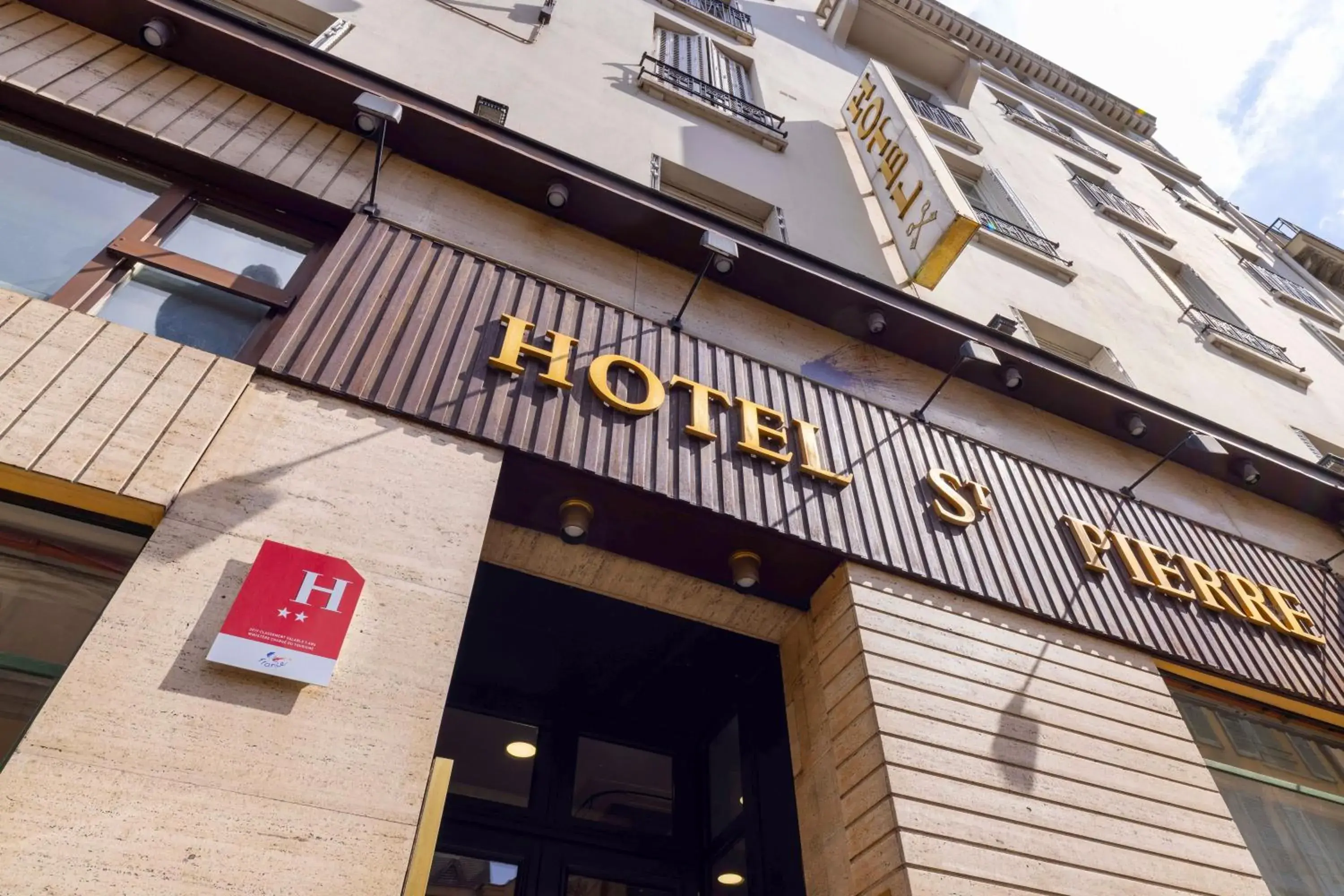 Facade/entrance in Hôtel Saint Pierre Facade/entrance in Hôtel Saint Pierre