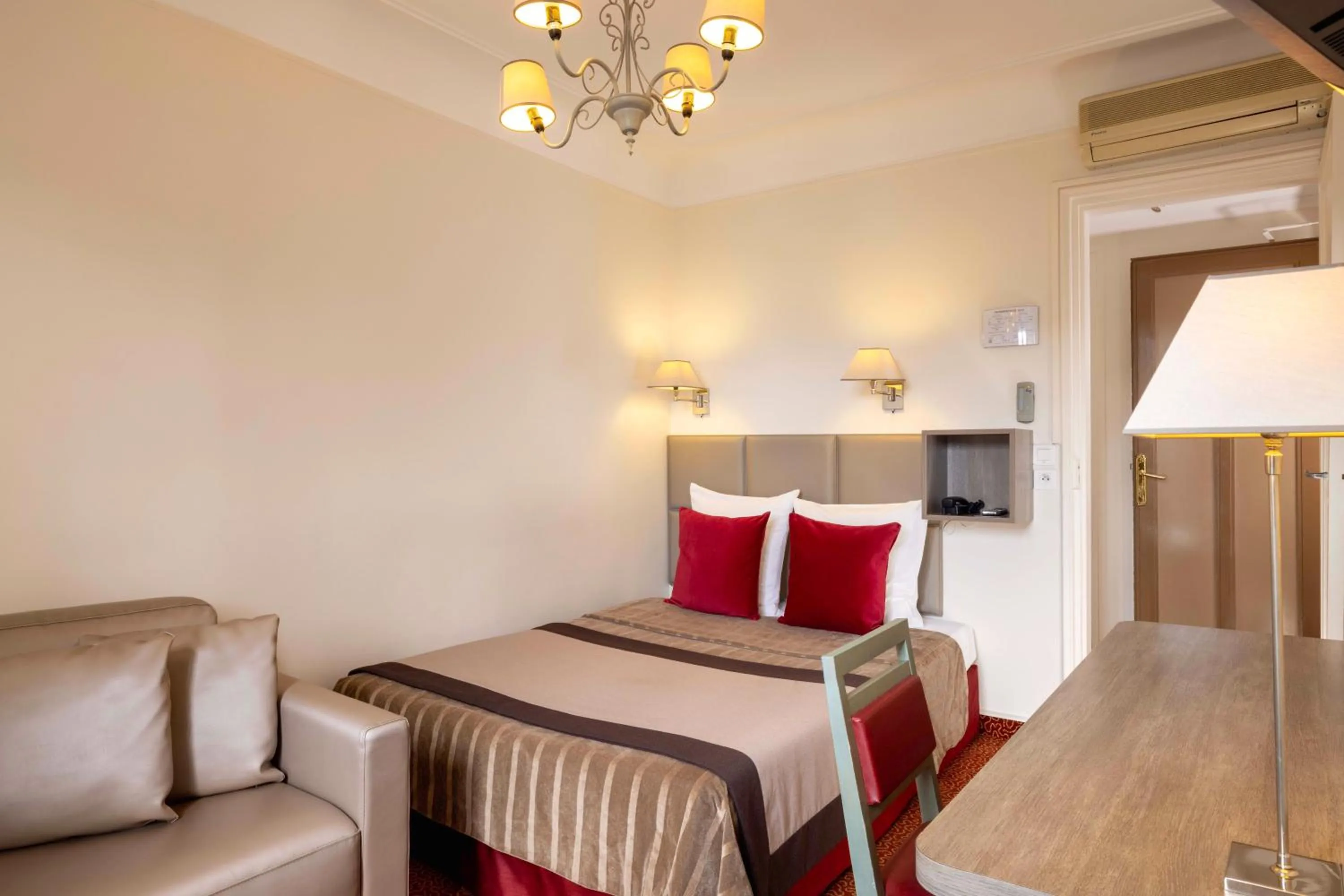 Photo of the whole room, Bed in Hôtel Saint Pierre