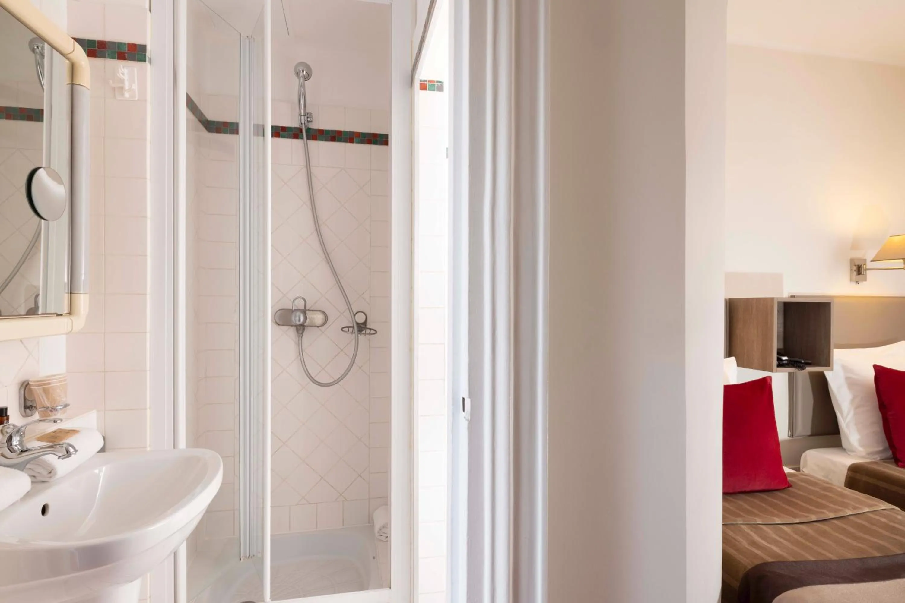 Shower in Hôtel Saint Pierre