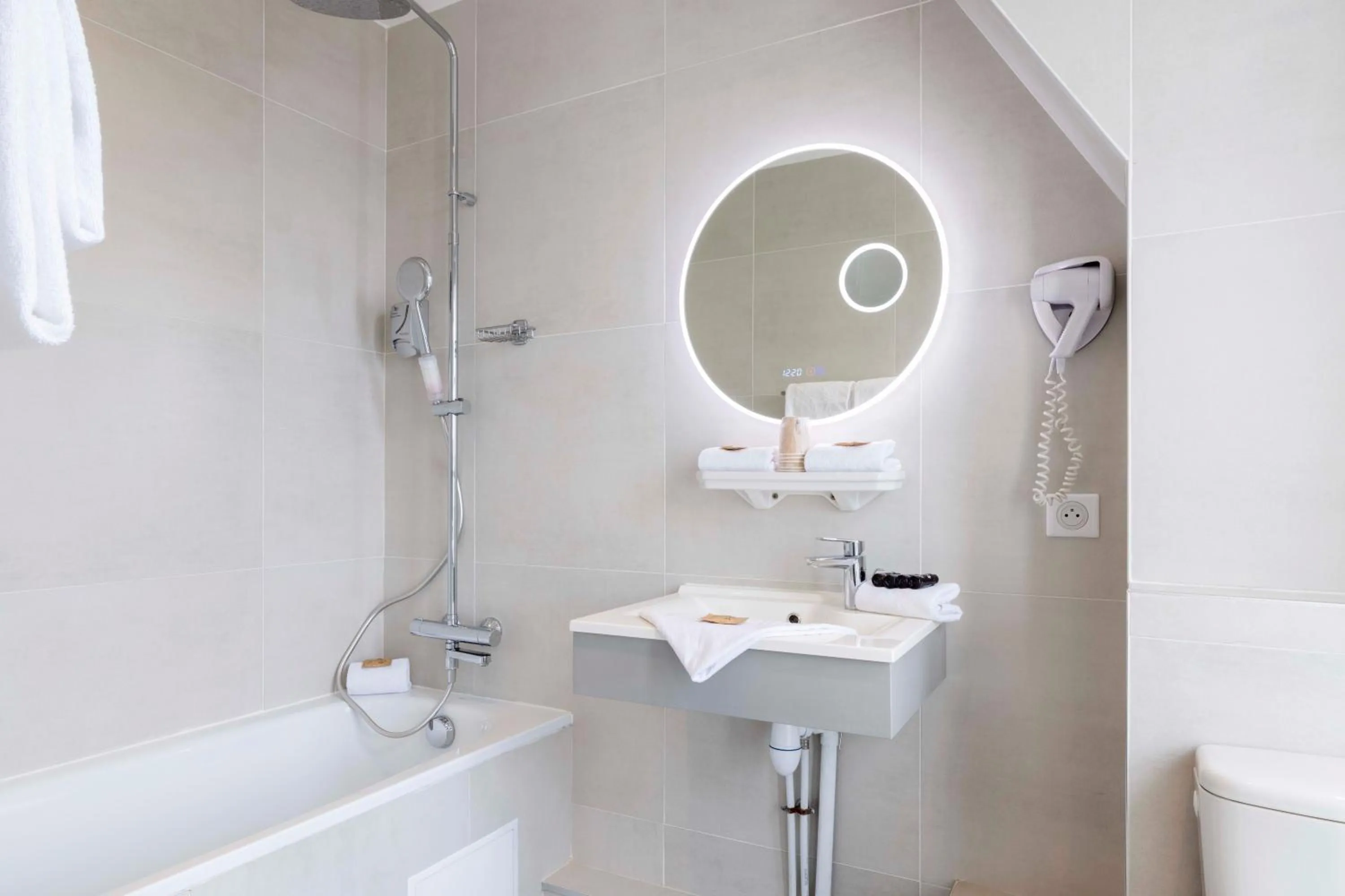 Bathroom in Hôtel Saint Pierre