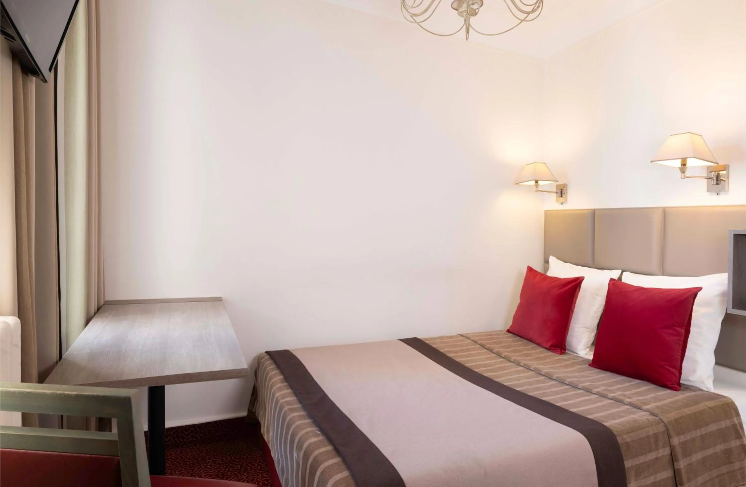 Photo of the whole room, Bed in Hôtel Saint Pierre