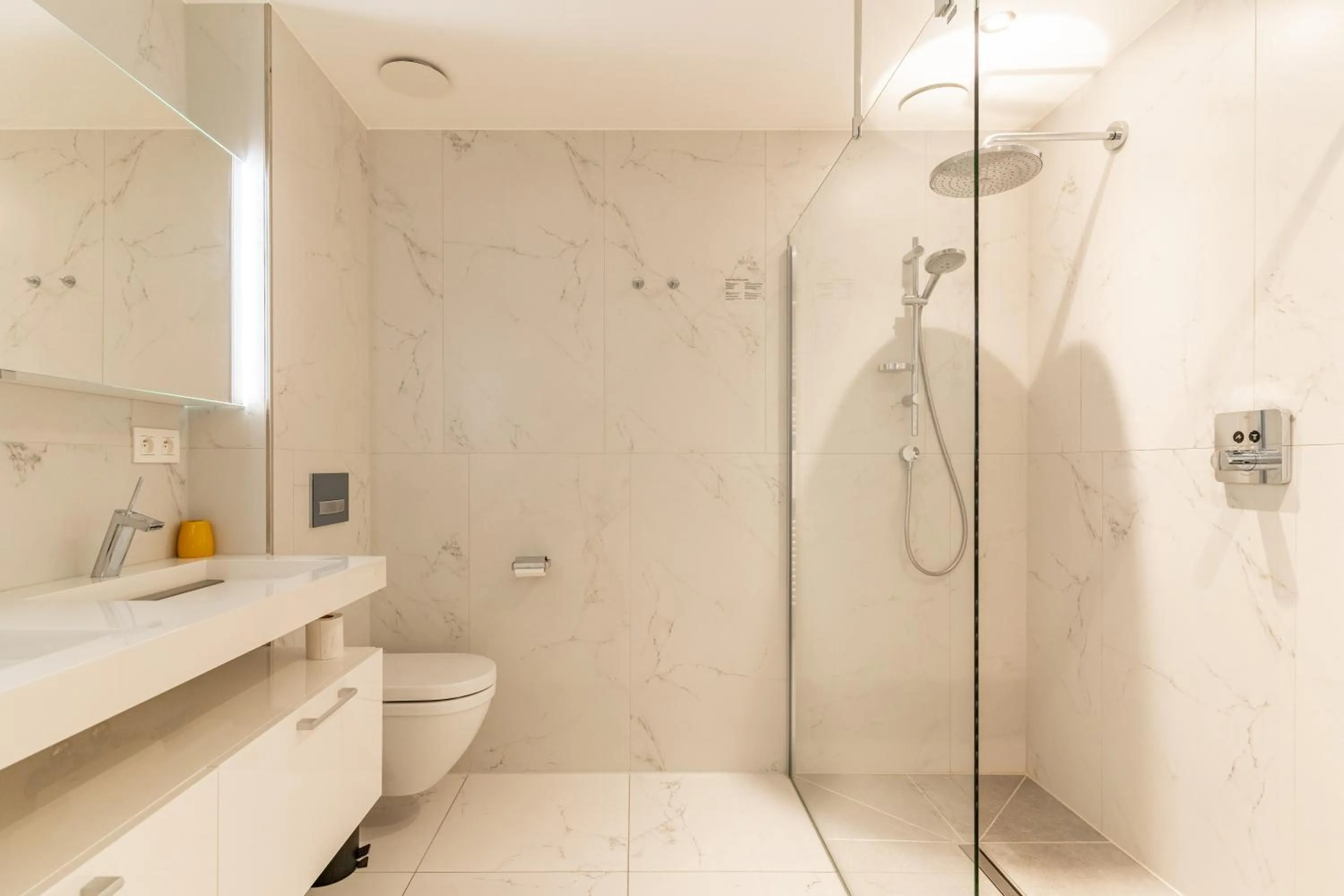 Shower in Hotel Acropolis " Op het sportiefste park van de kust "