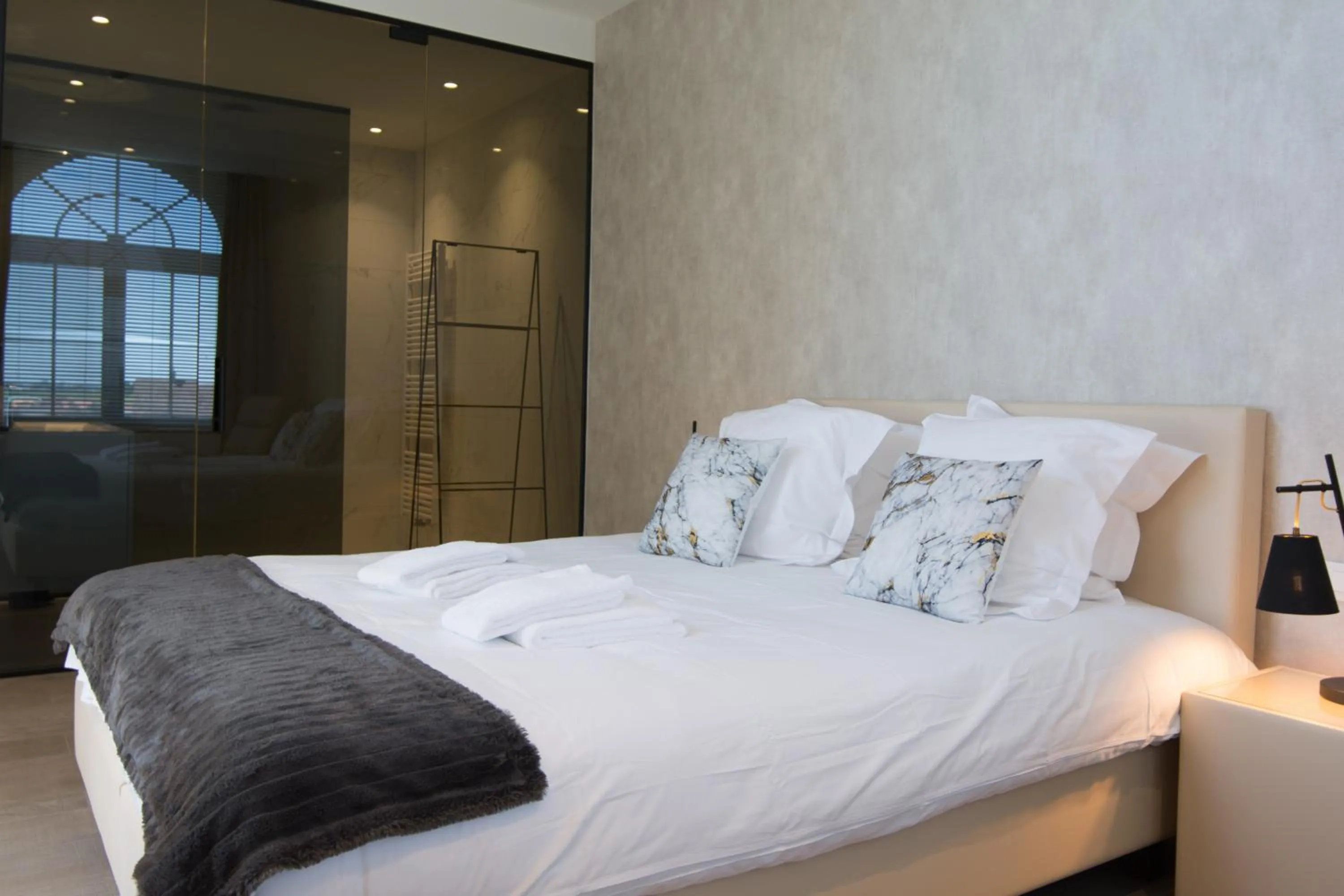 Bedroom, Bed in Hotel Acropolis " Op het sportiefste park van de kust "