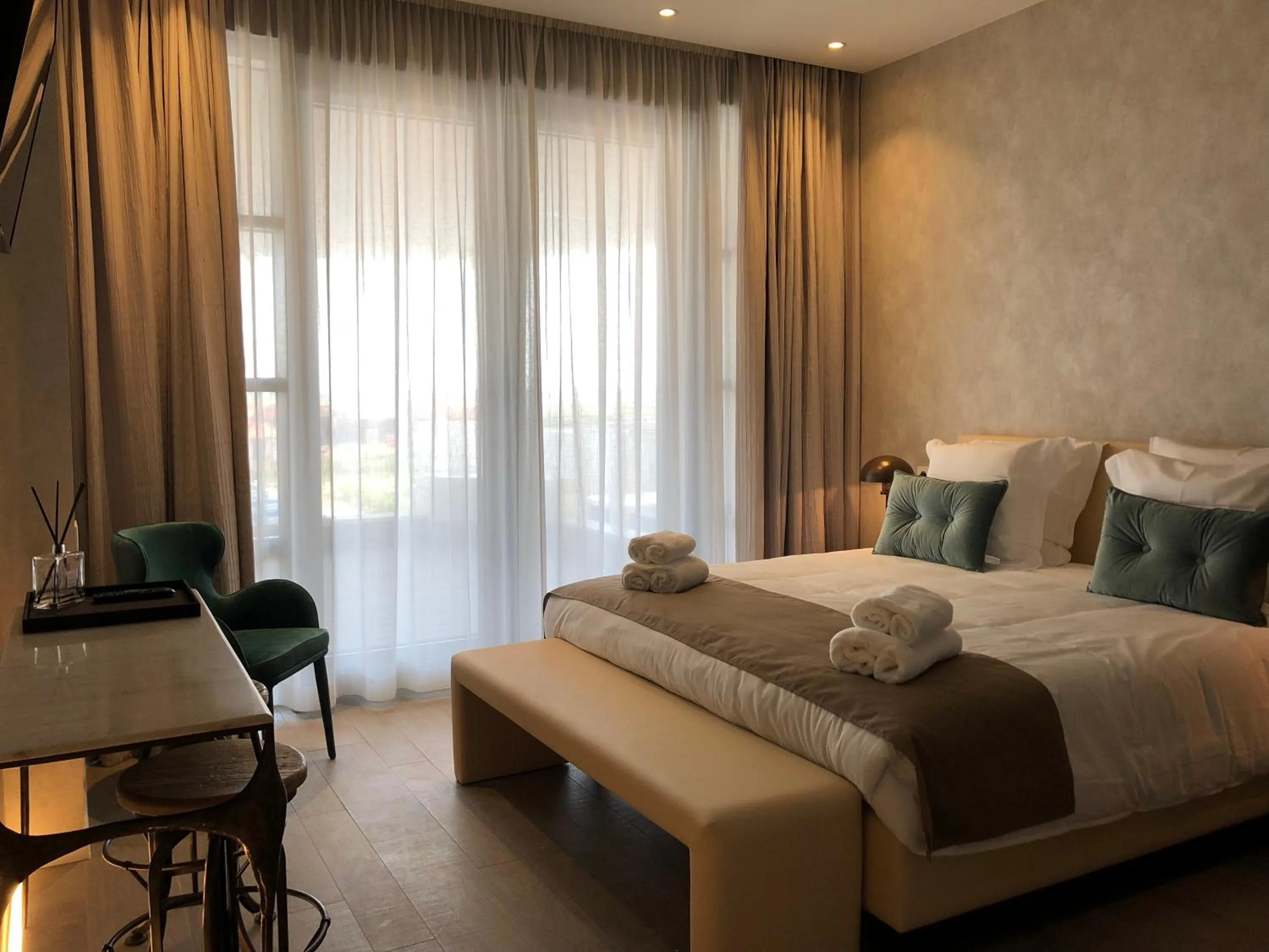 Bedroom, Bed in Hotel Acropolis " Op het sportiefste park van de kust "