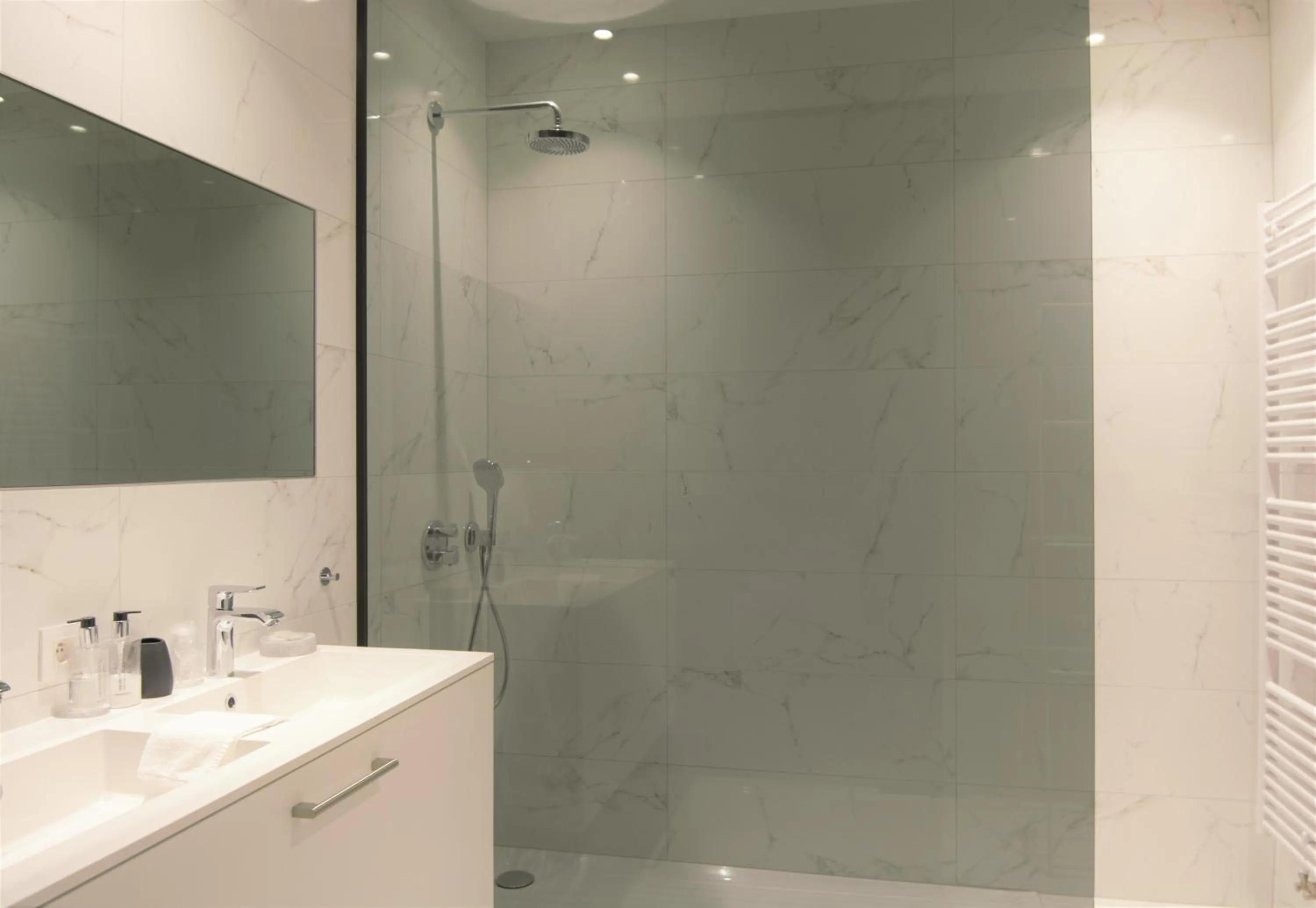 Shower in Hotel Acropolis " Op het sportiefste park van de kust "