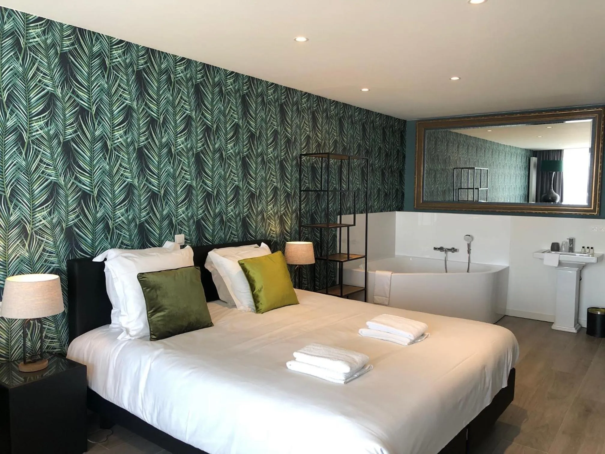 Bed in Hotel Acropolis " Op het sportiefste park van de kust "