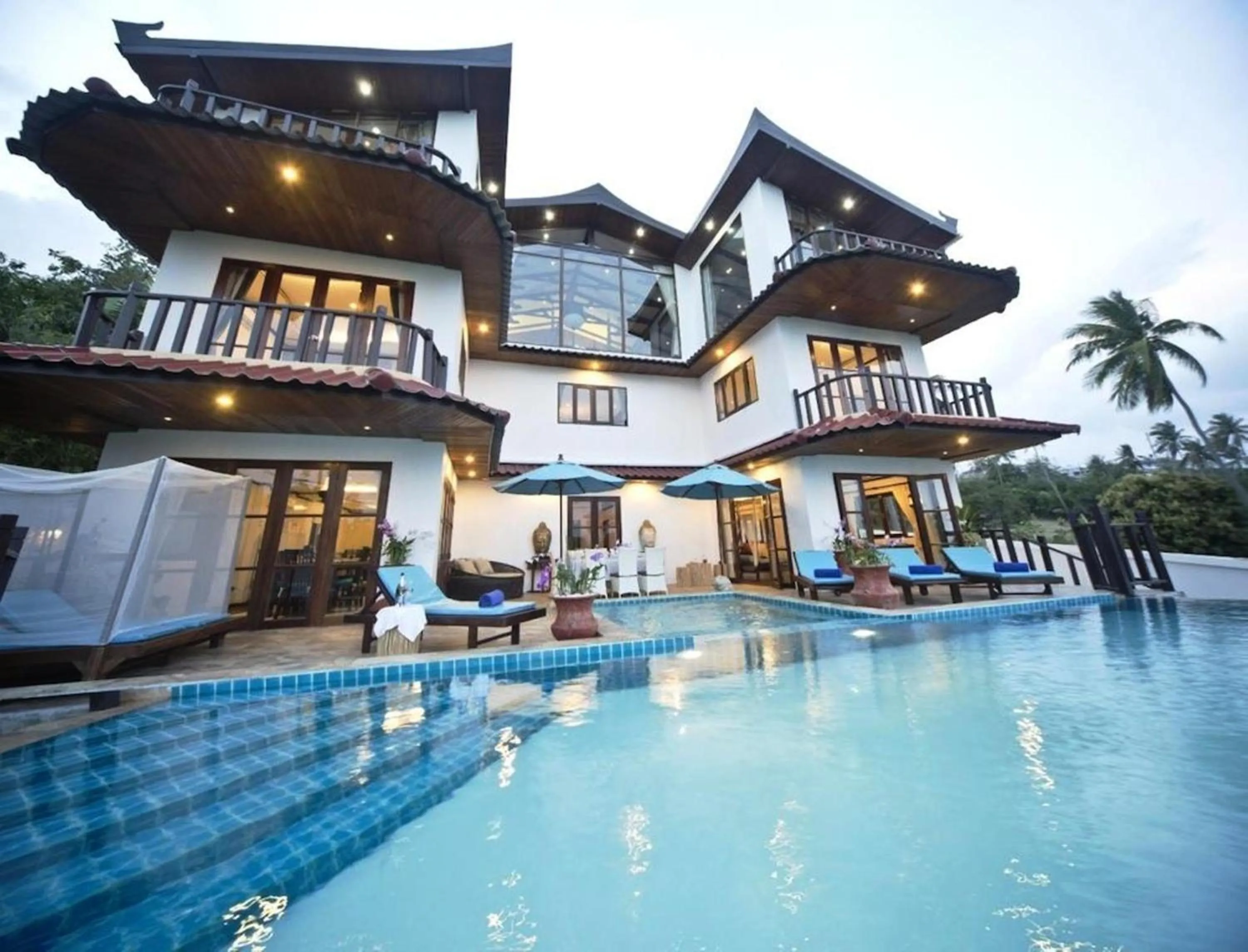 Facade/entrance in Paradise Island Estate