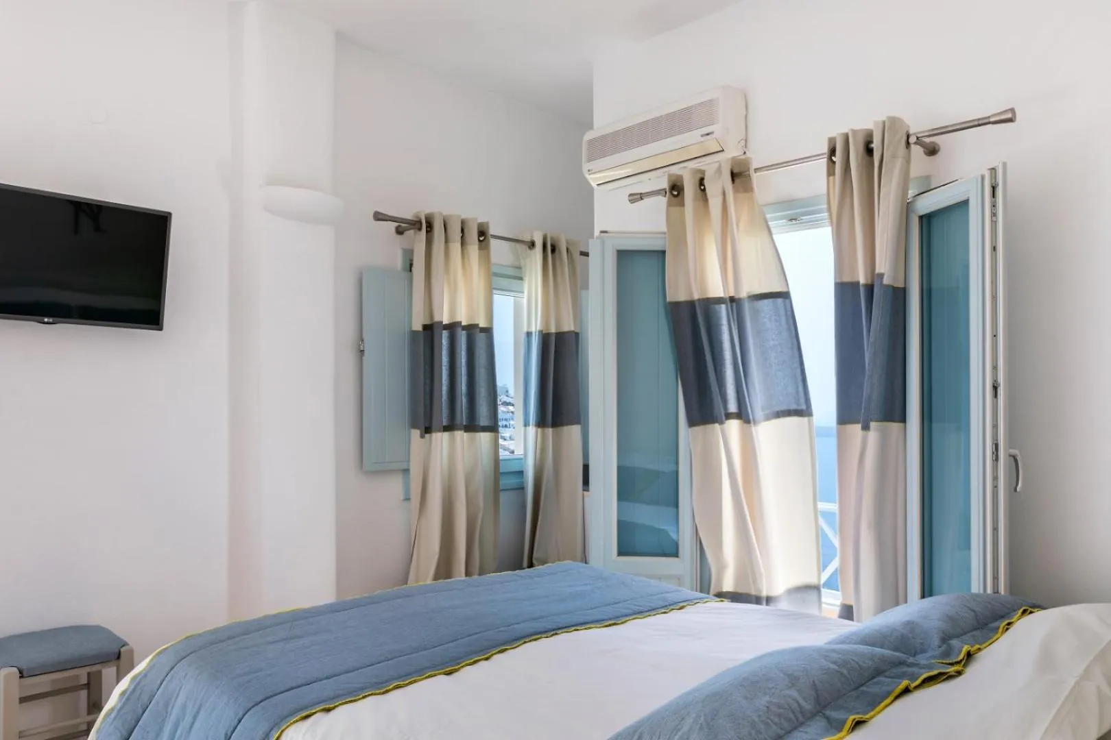 Bedroom, Bed in Blue Dolphins Apartments