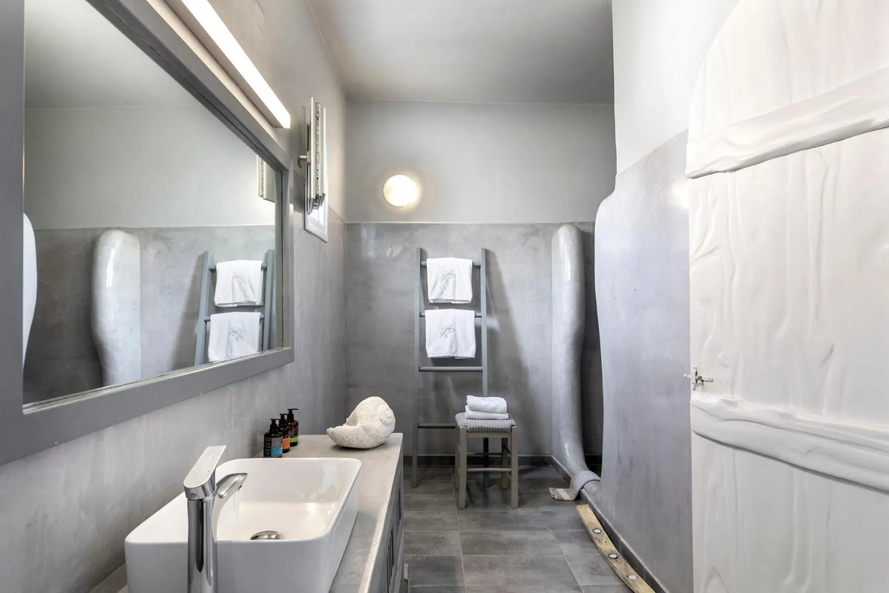 Bathroom in Blue Dolphins Apartments