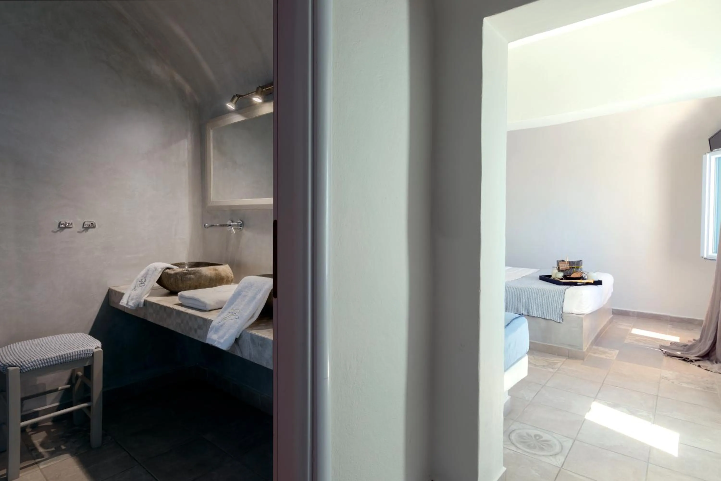 Bathroom, Bed in Blue Dolphins Apartments