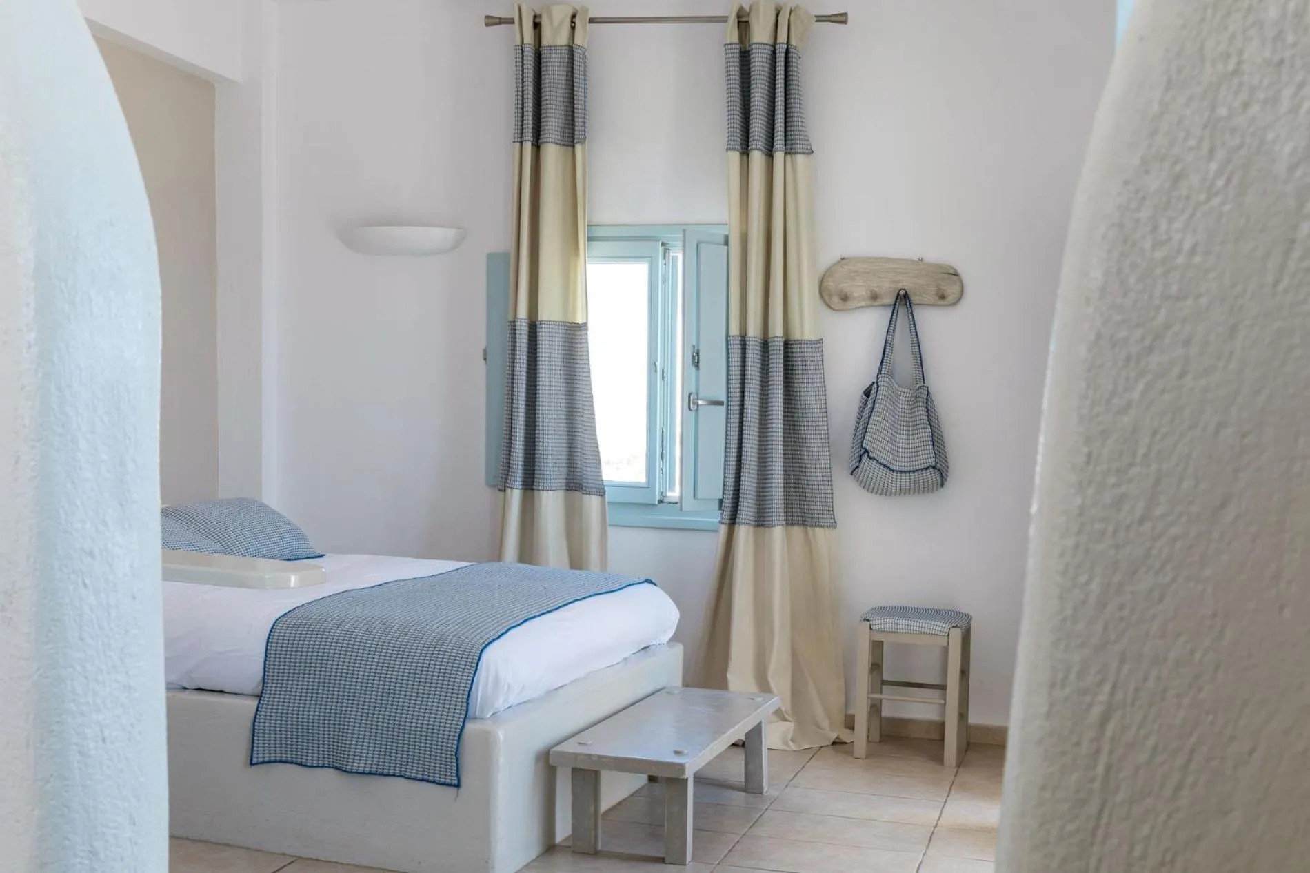 Bedroom, Bed in Blue Dolphins Apartments