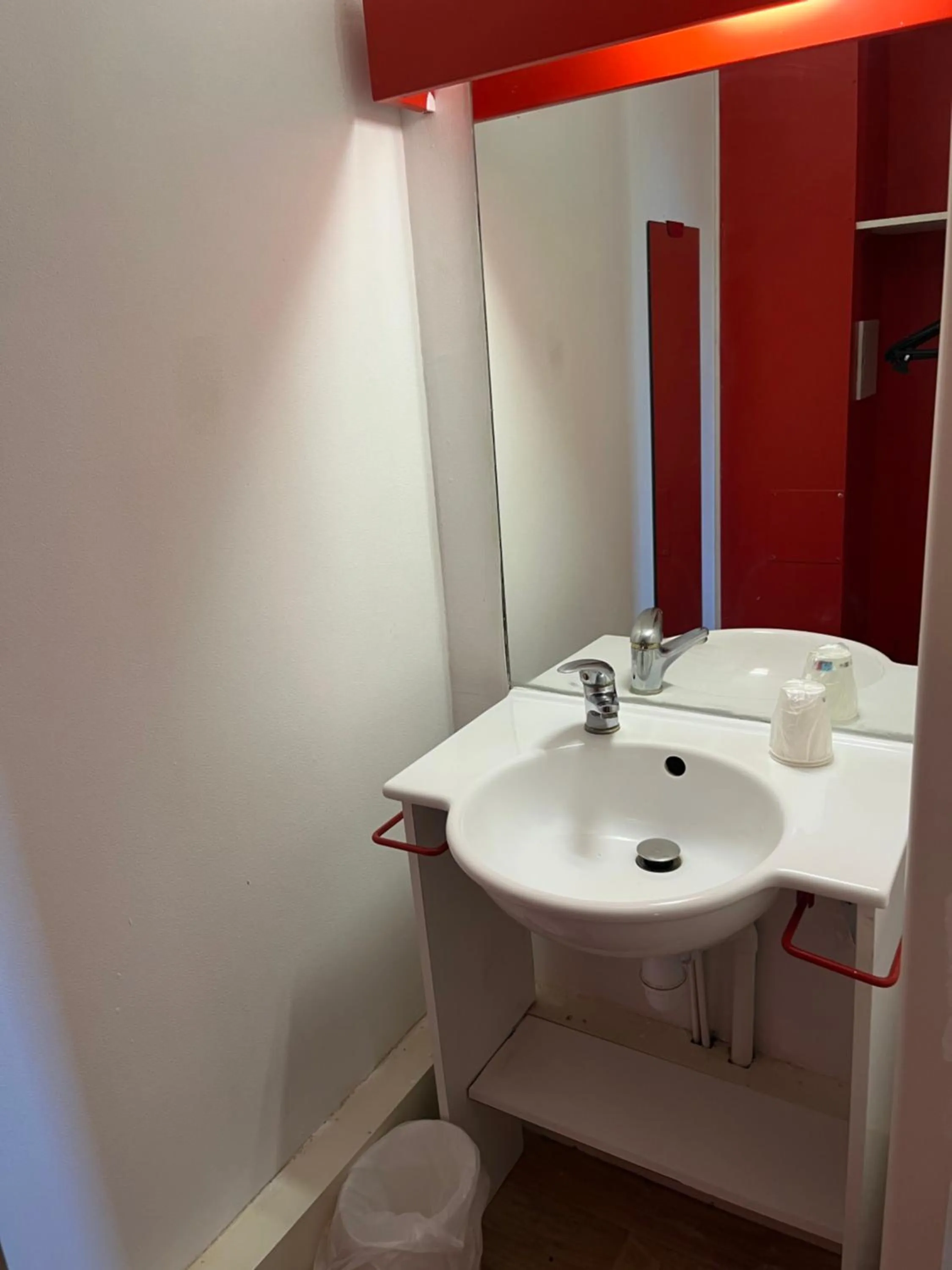 Bathroom in Première Classe Toulouse Nord - L'Union