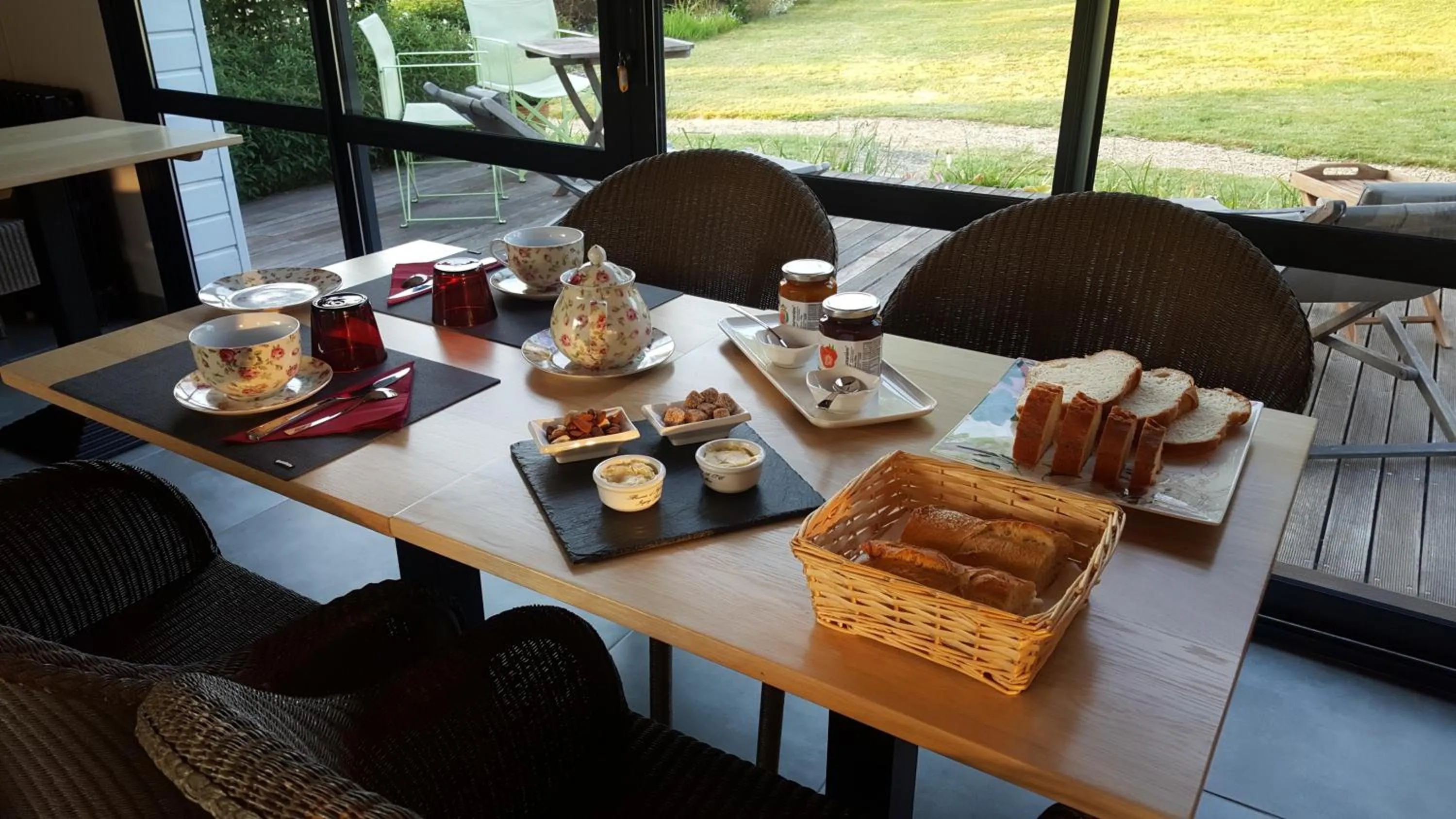 Dining area in l'Arbre Voyageur