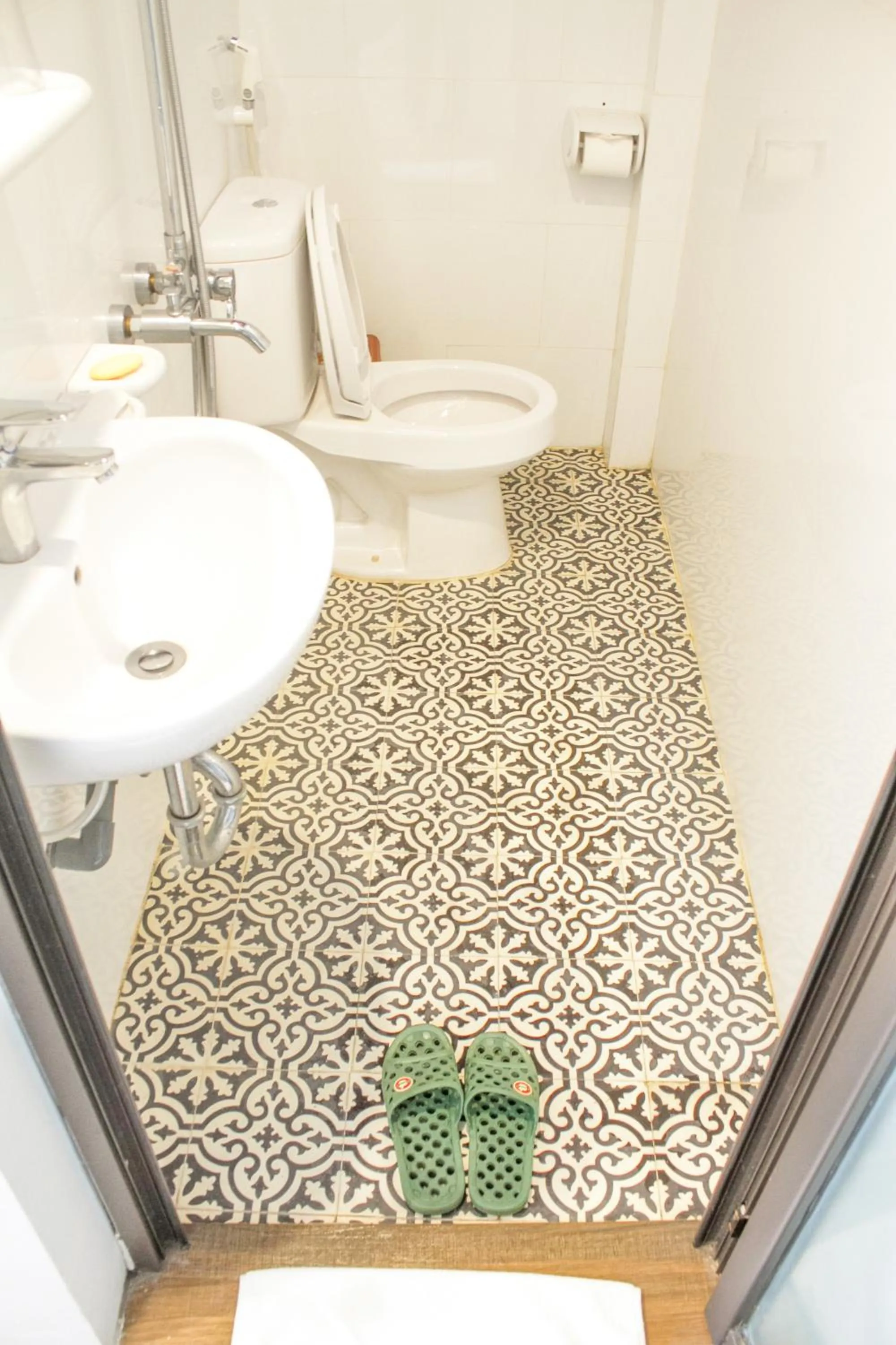 Shower in The Bay - Ha Long Homestay