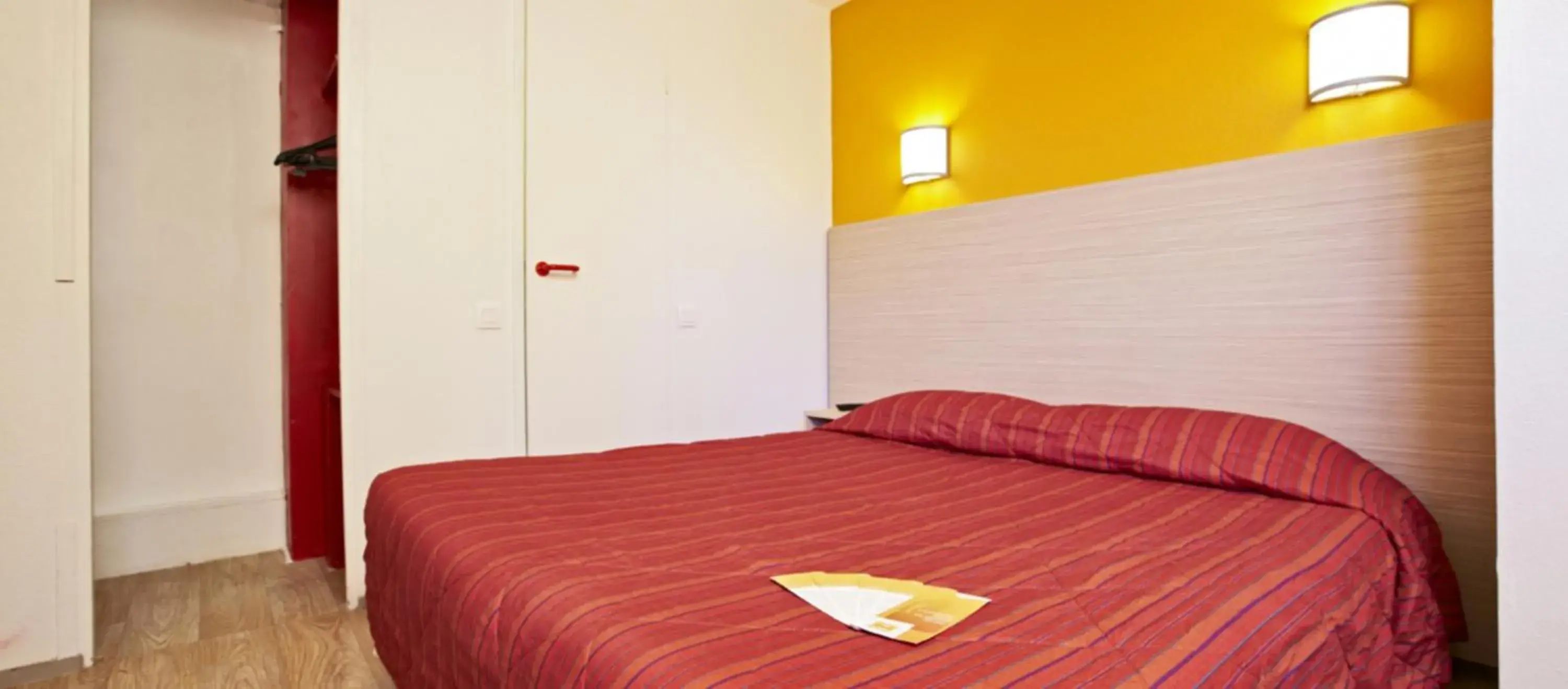 Double Room in Hotel HECO Lyon sud Vienne Double Room in Hotel HECO Lyon sud Vienne