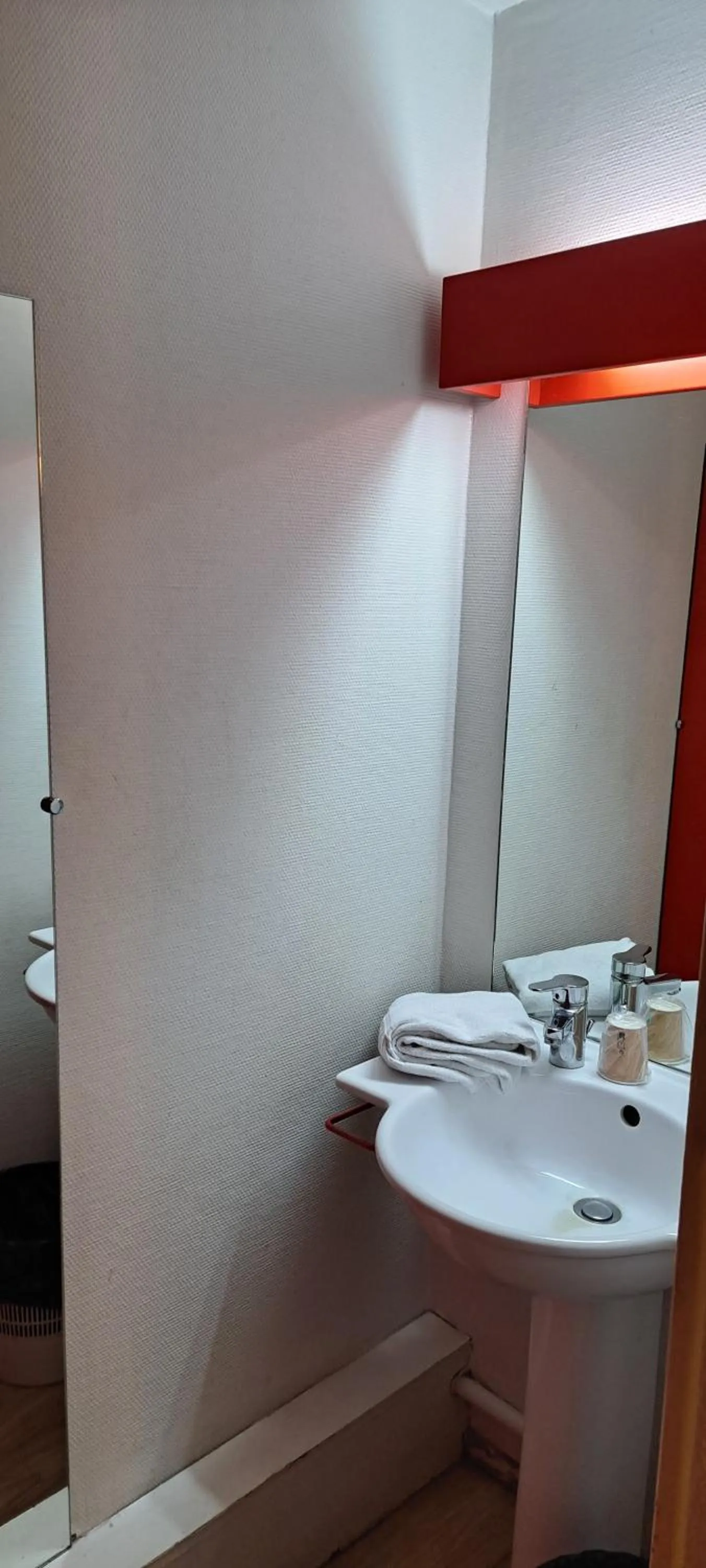 Bathroom in Hotel HECO Lyon sud Vienne