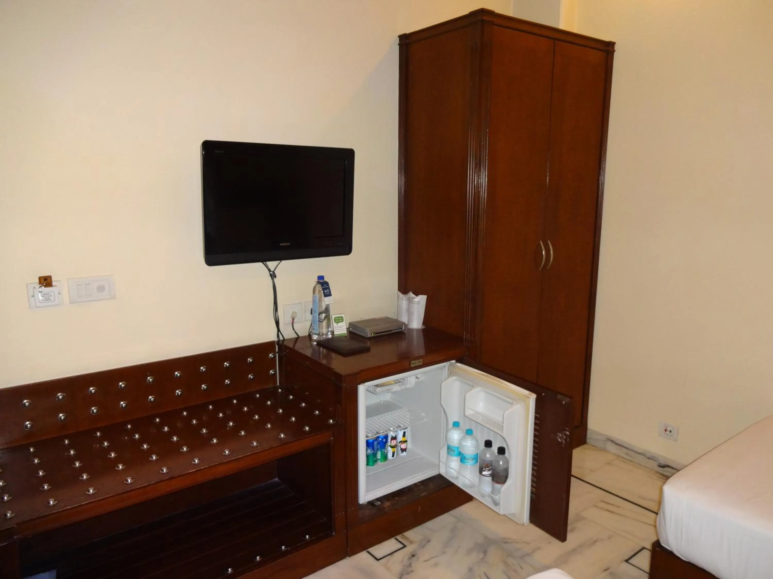 TV and multimedia, TV/Entertainment Center in Florence Inn