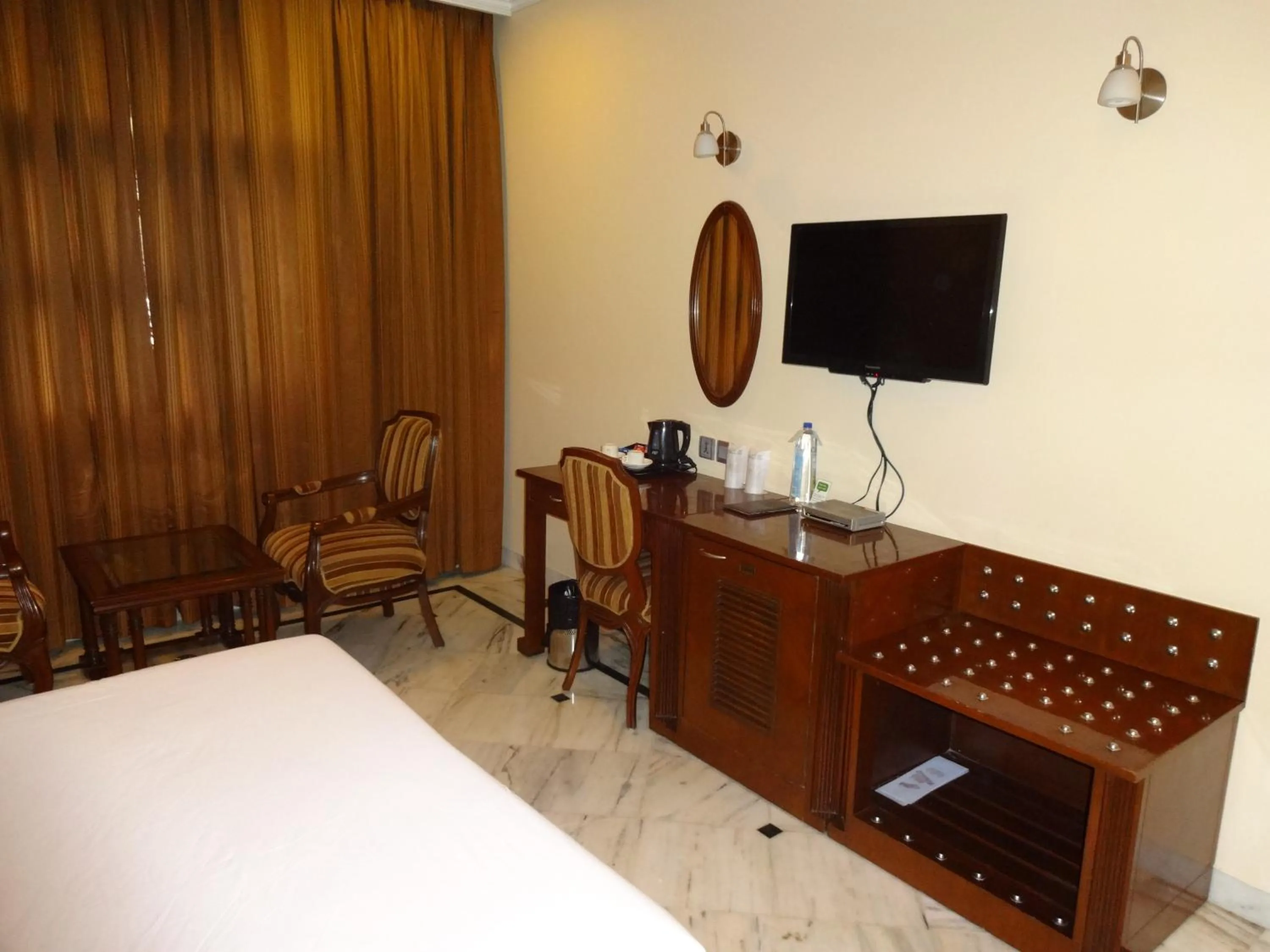 Bedroom, TV/Entertainment Center in Florence Inn