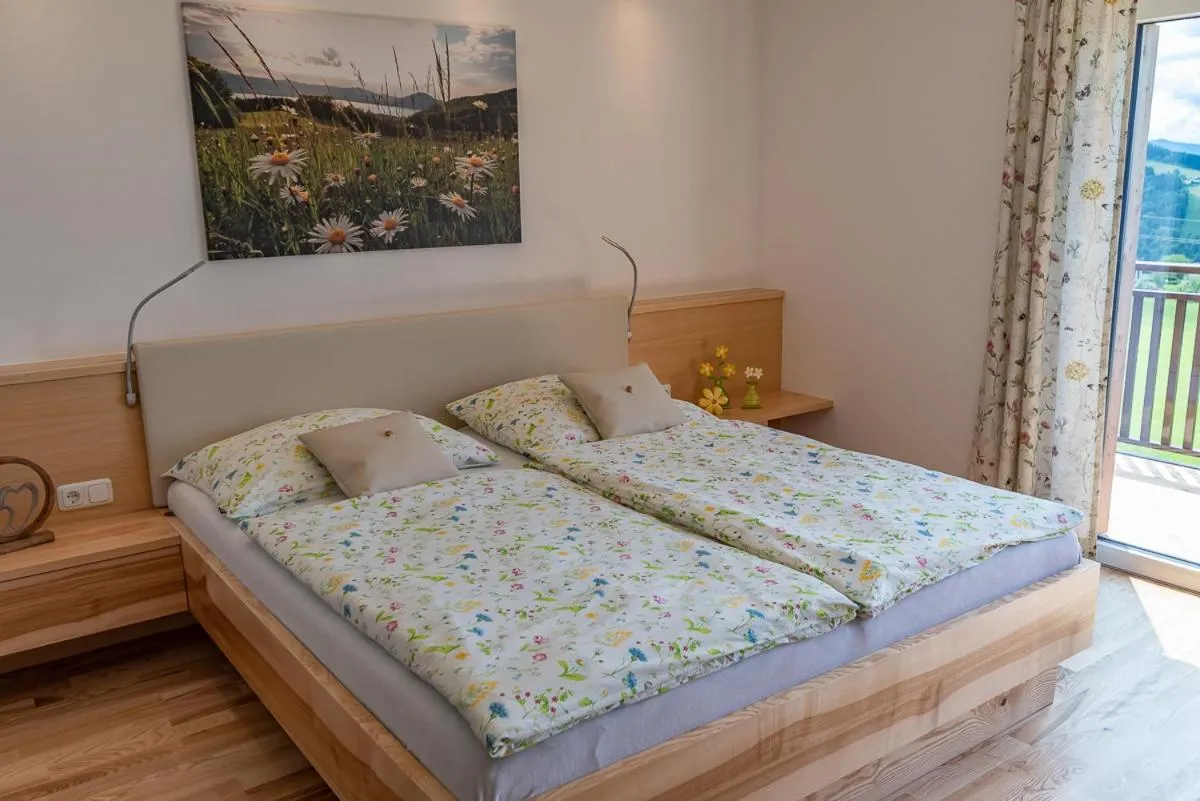 Bed in Ferienwohnungen Schöbringer