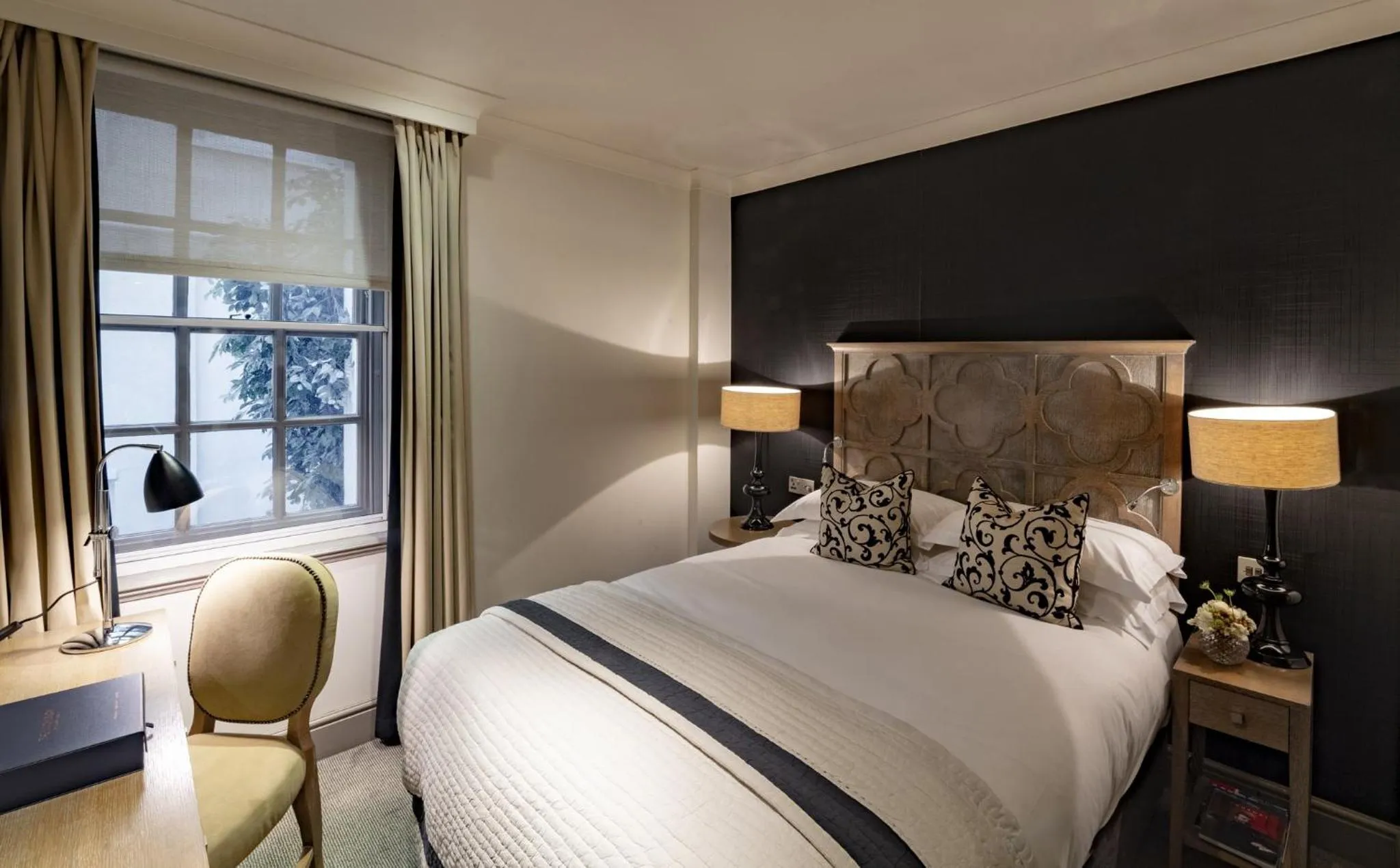 Photo of the whole room, Bed in The Bloomsbury Hotel