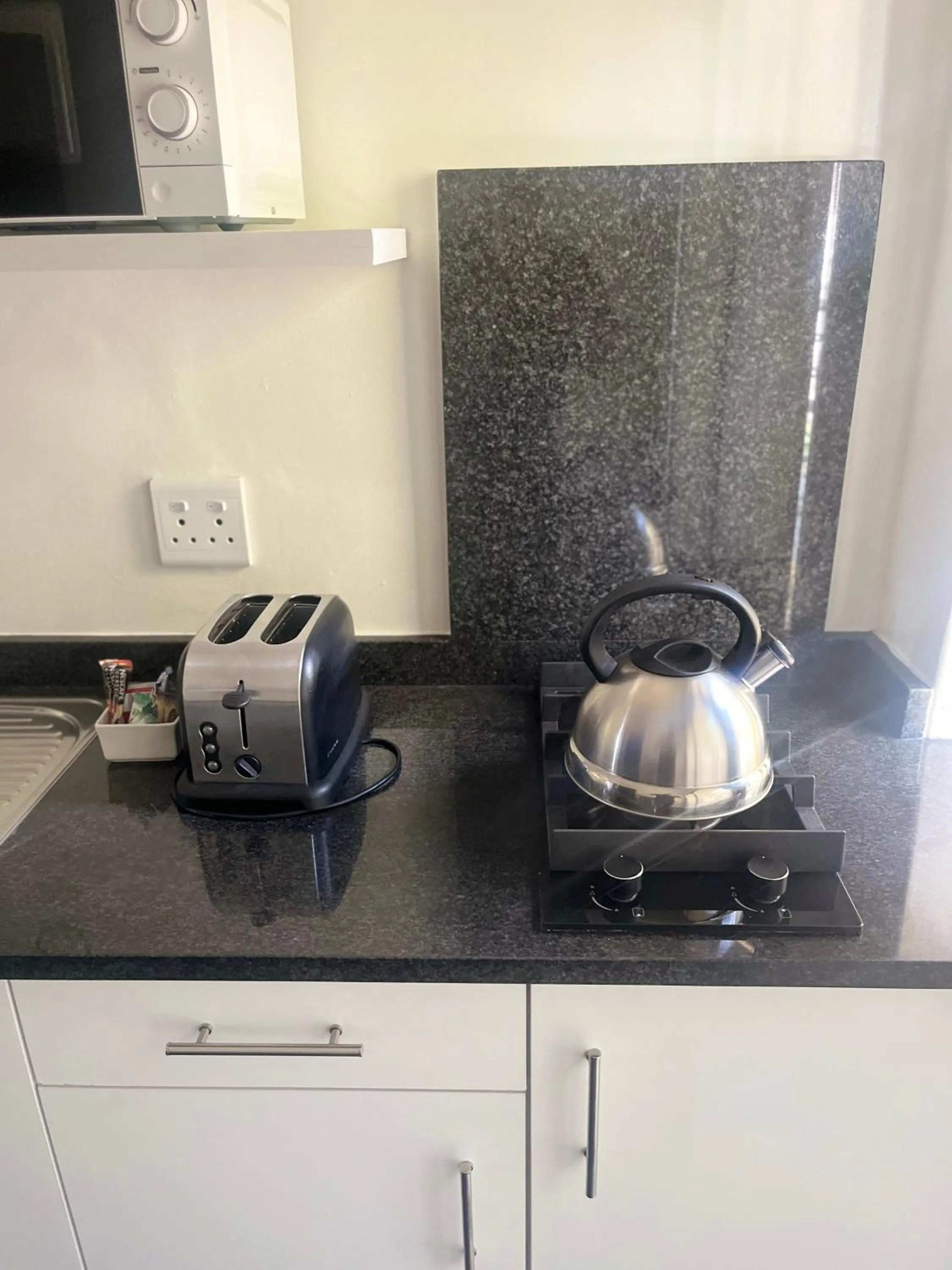 Kitchen or kitchenette in Vetho 2 Apartments OR Tambo Airport