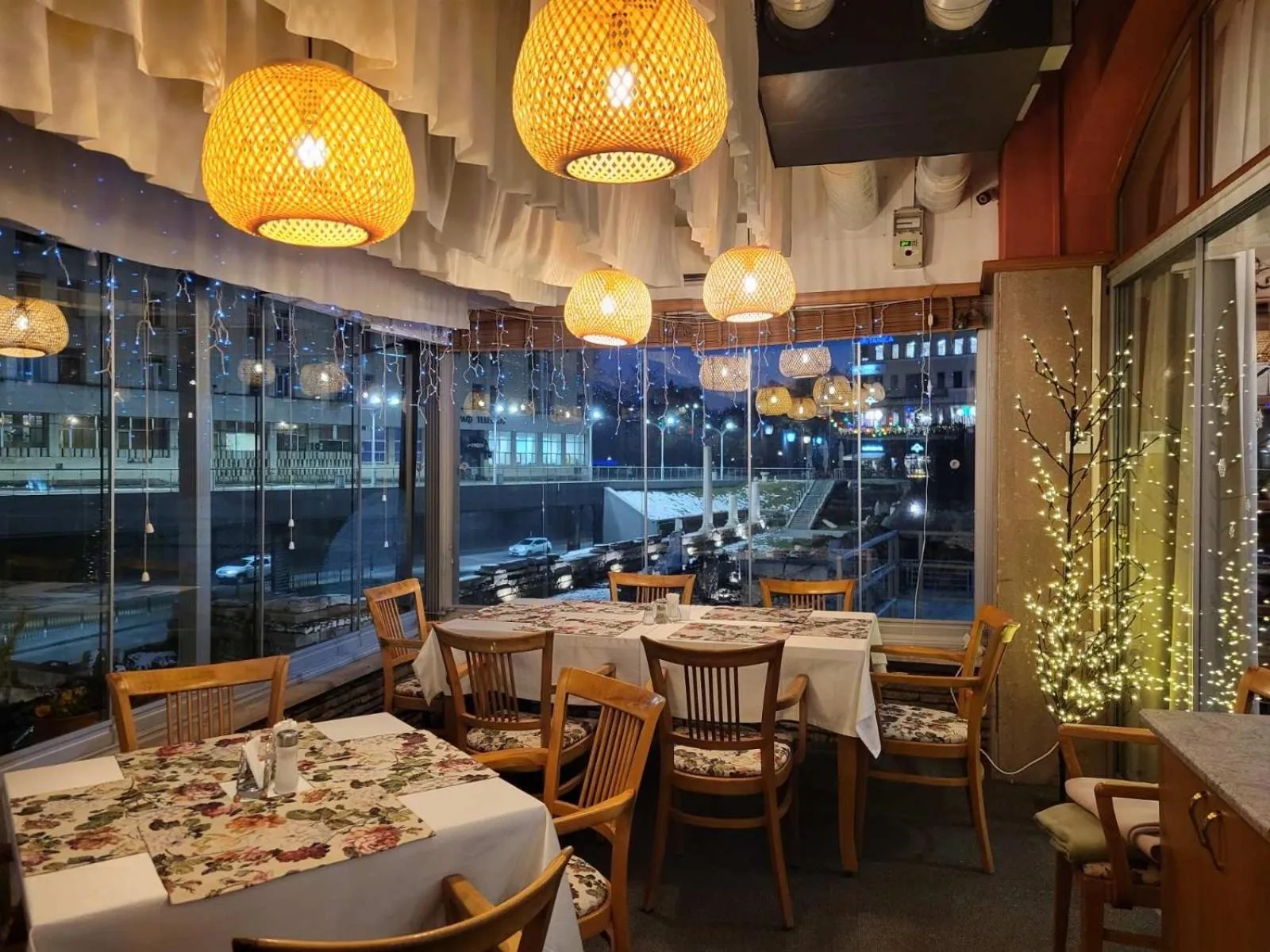 Restaurant/places to eat in Hotel Odeon