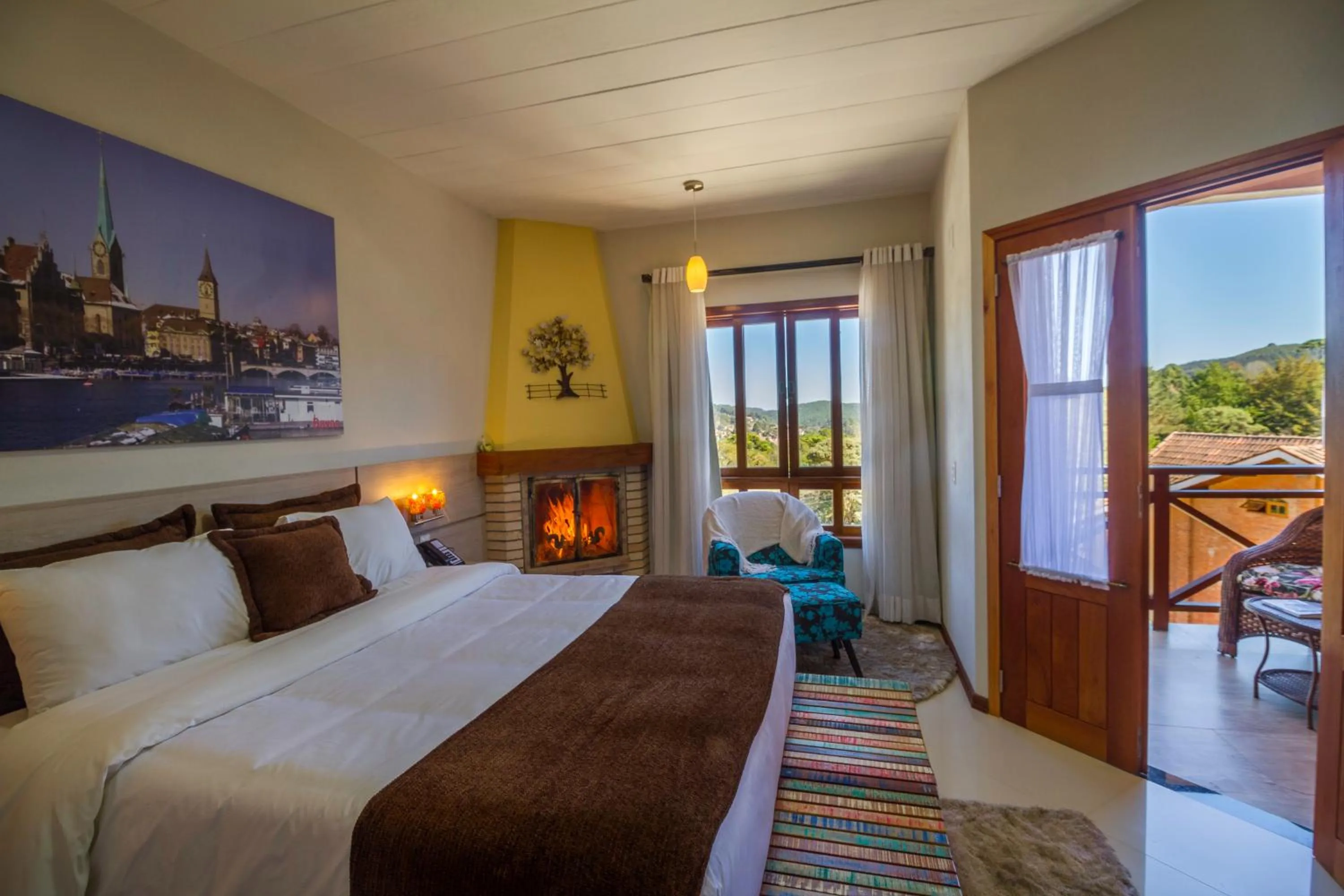 View (from property/room), Bed in Pousada Suiça Mineira Centro