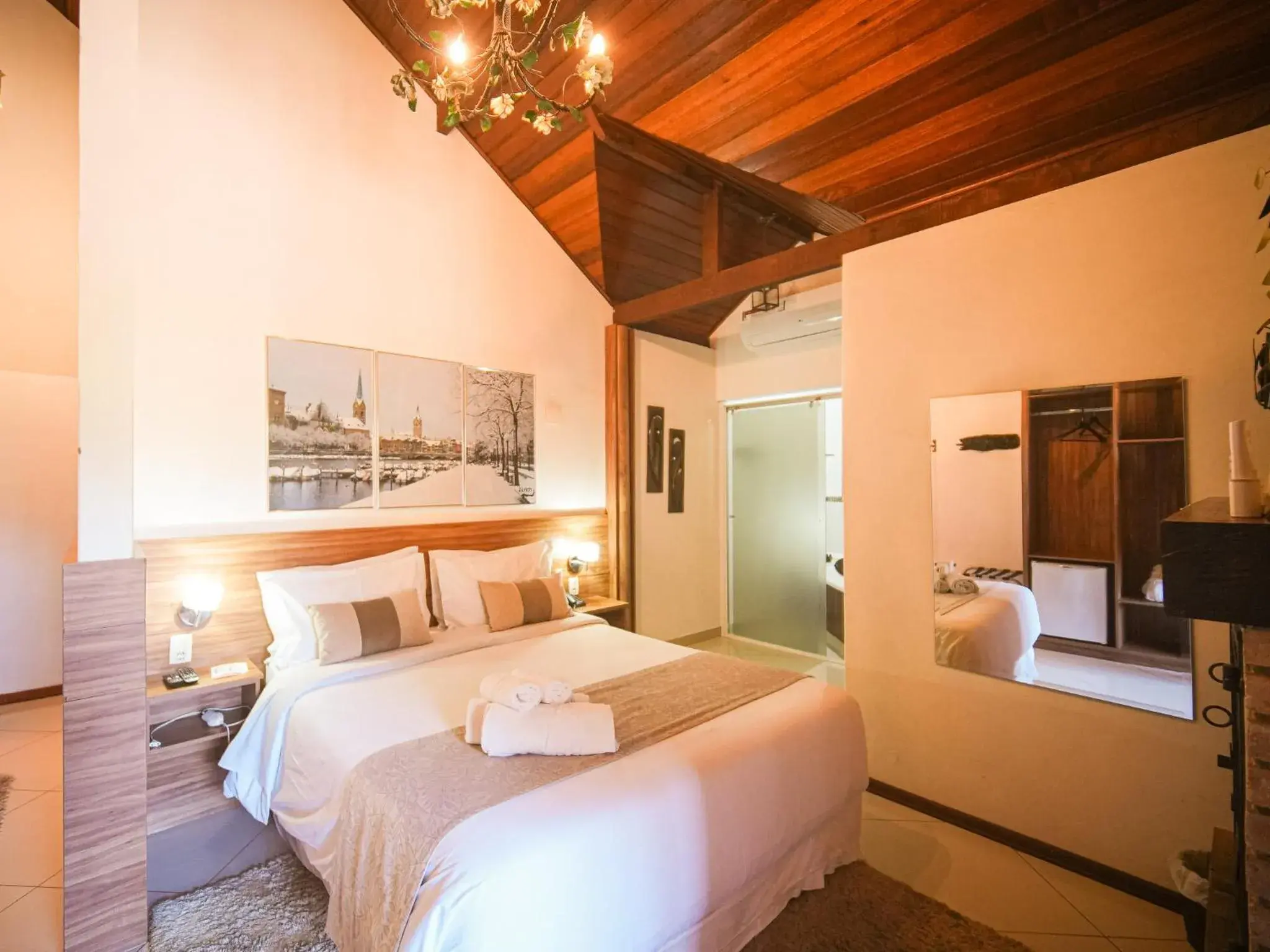 Master Bedroom with Hydro in Pousada Suiça Mineira Centro Master Bedroom with Hydro in Pousada Suiça Mineira Centro