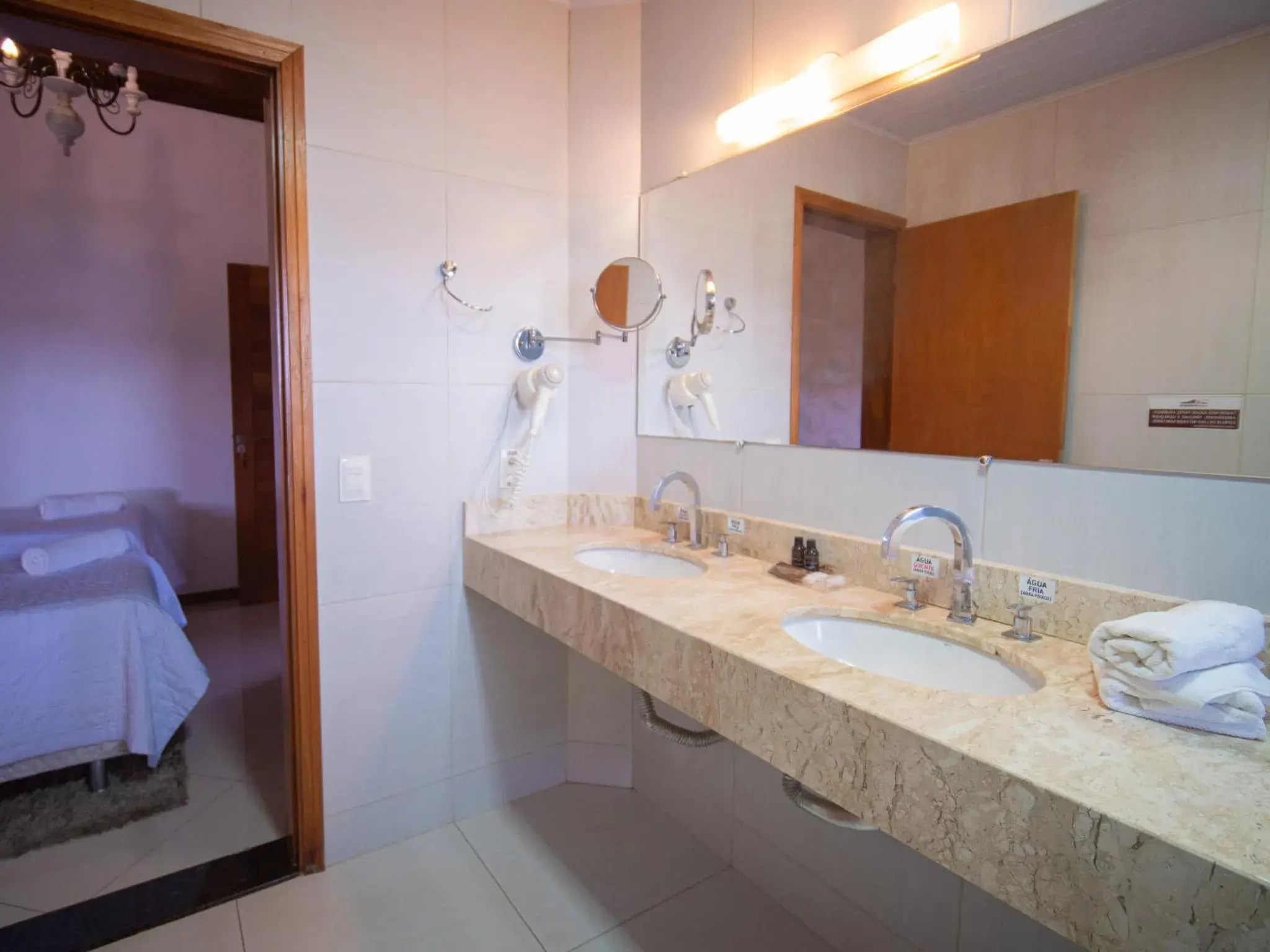 Luxury Suite with Balcony in Pousada Suiça Mineira Centro Luxury Suite with Balcony in Pousada Suiça Mineira Centro