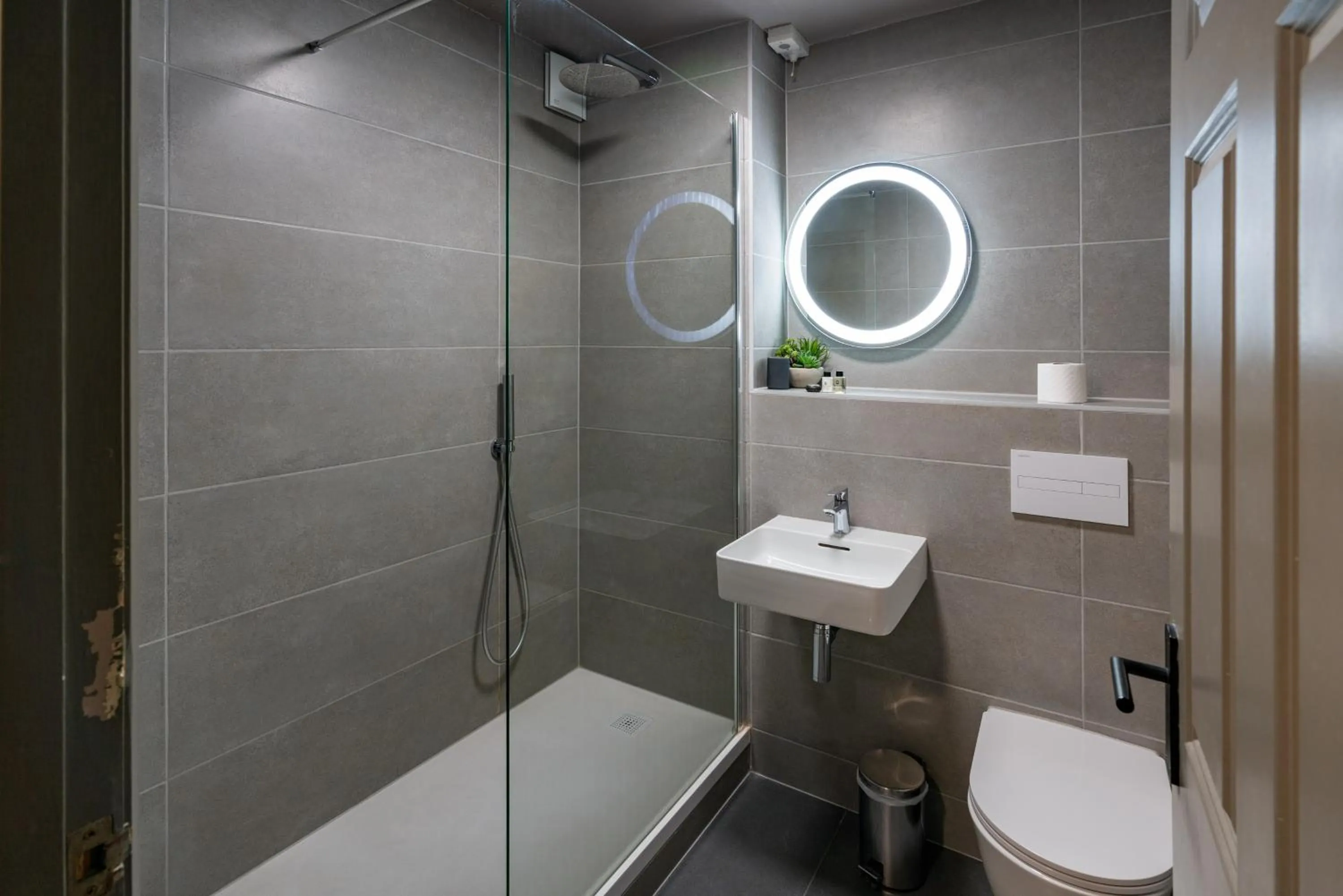 Shower in Crab & Boar