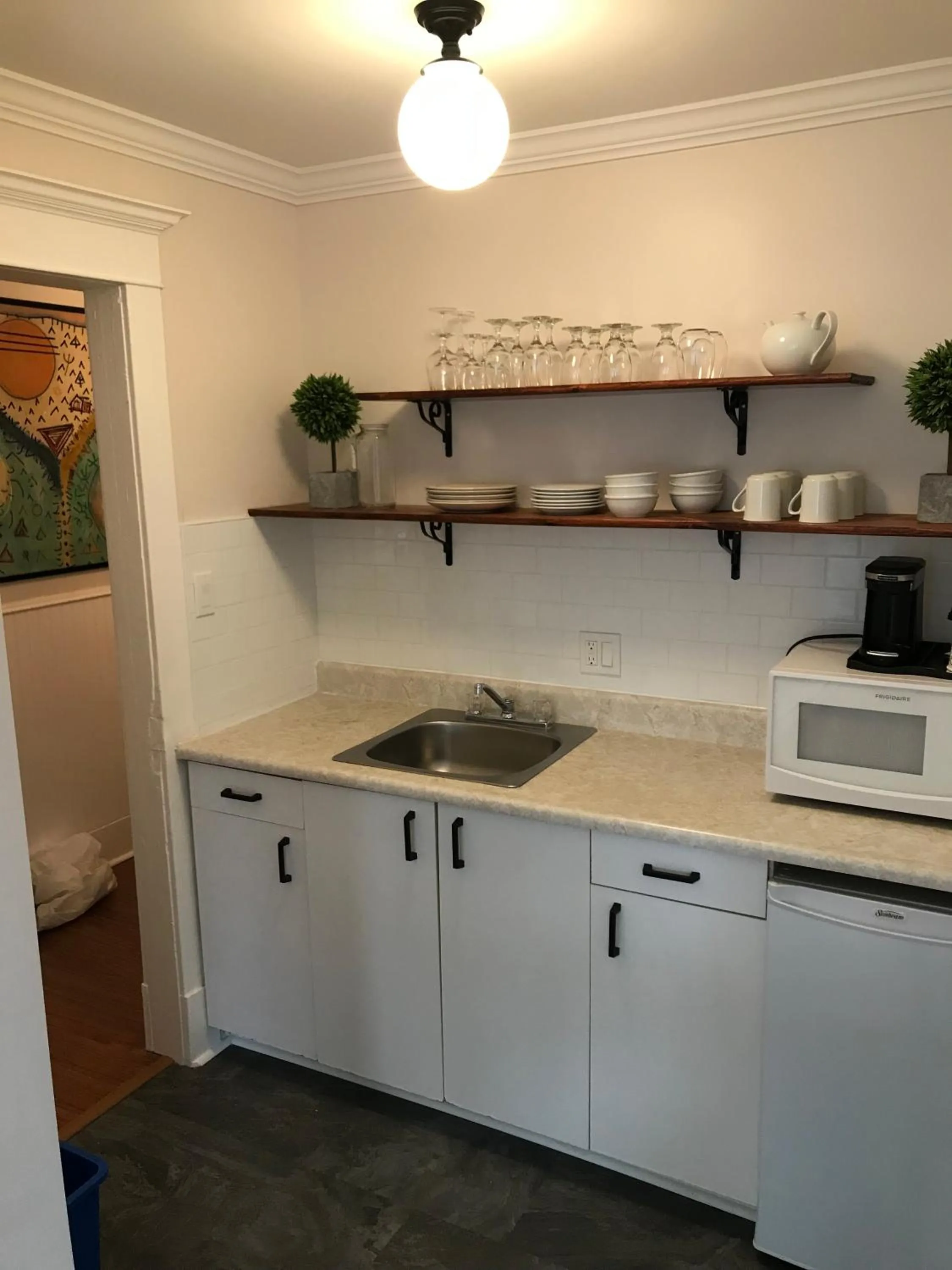 Kitchen or kitchenette in The Cove Inn