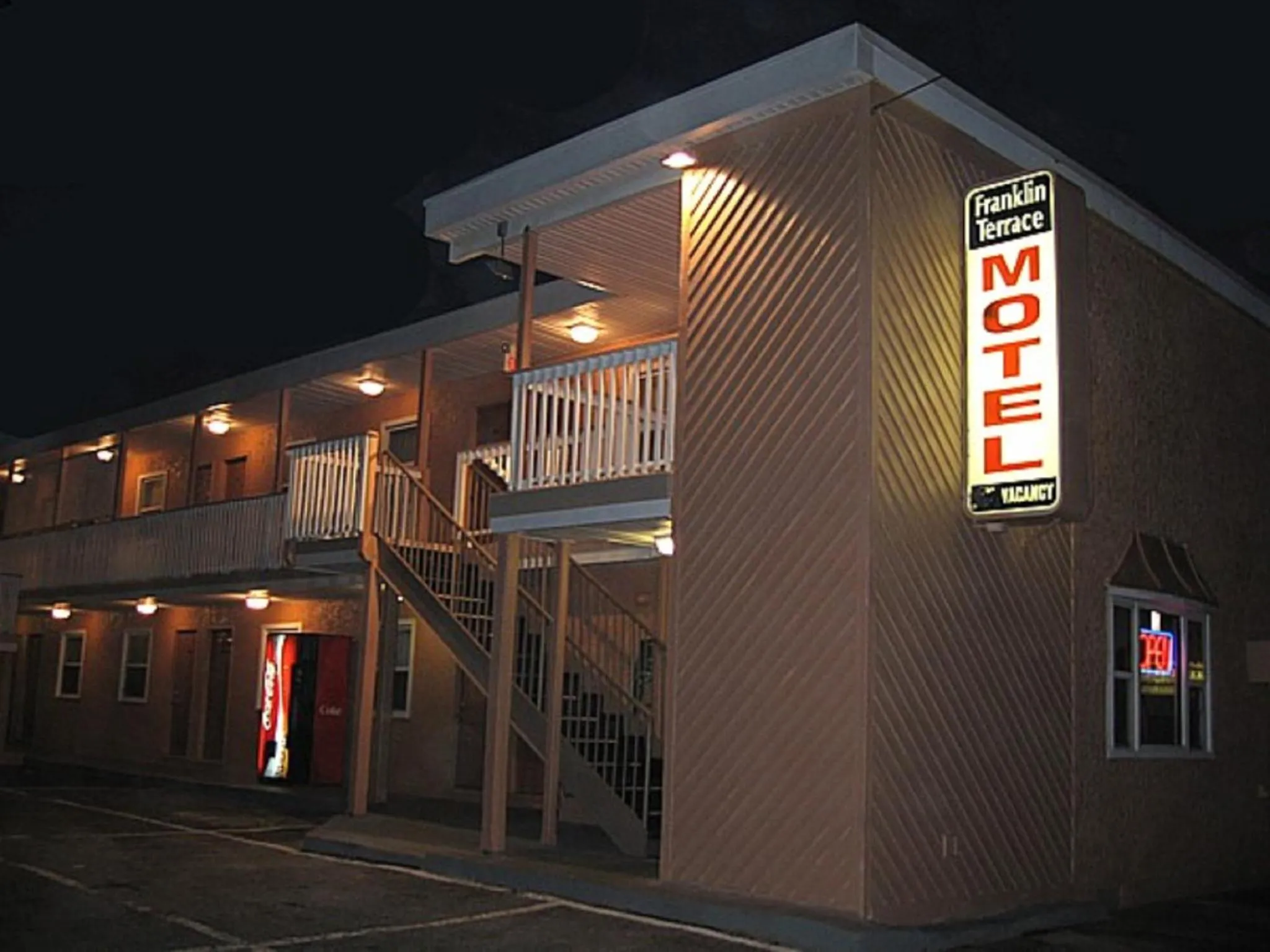 Facade/entrance in Franklin Terrace Motel