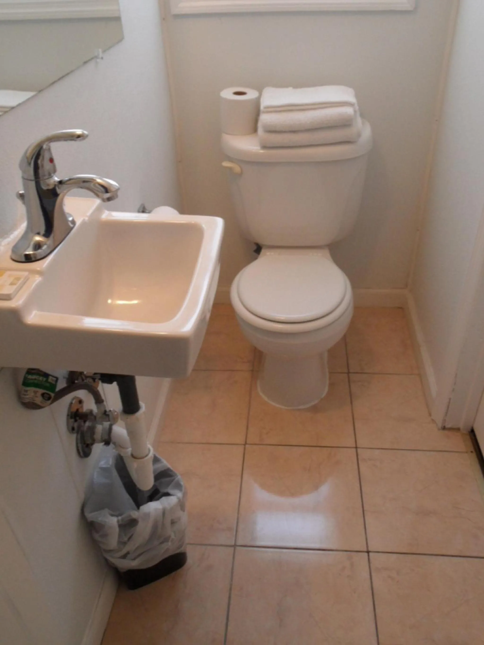 Bathroom in Franklin Terrace Motel