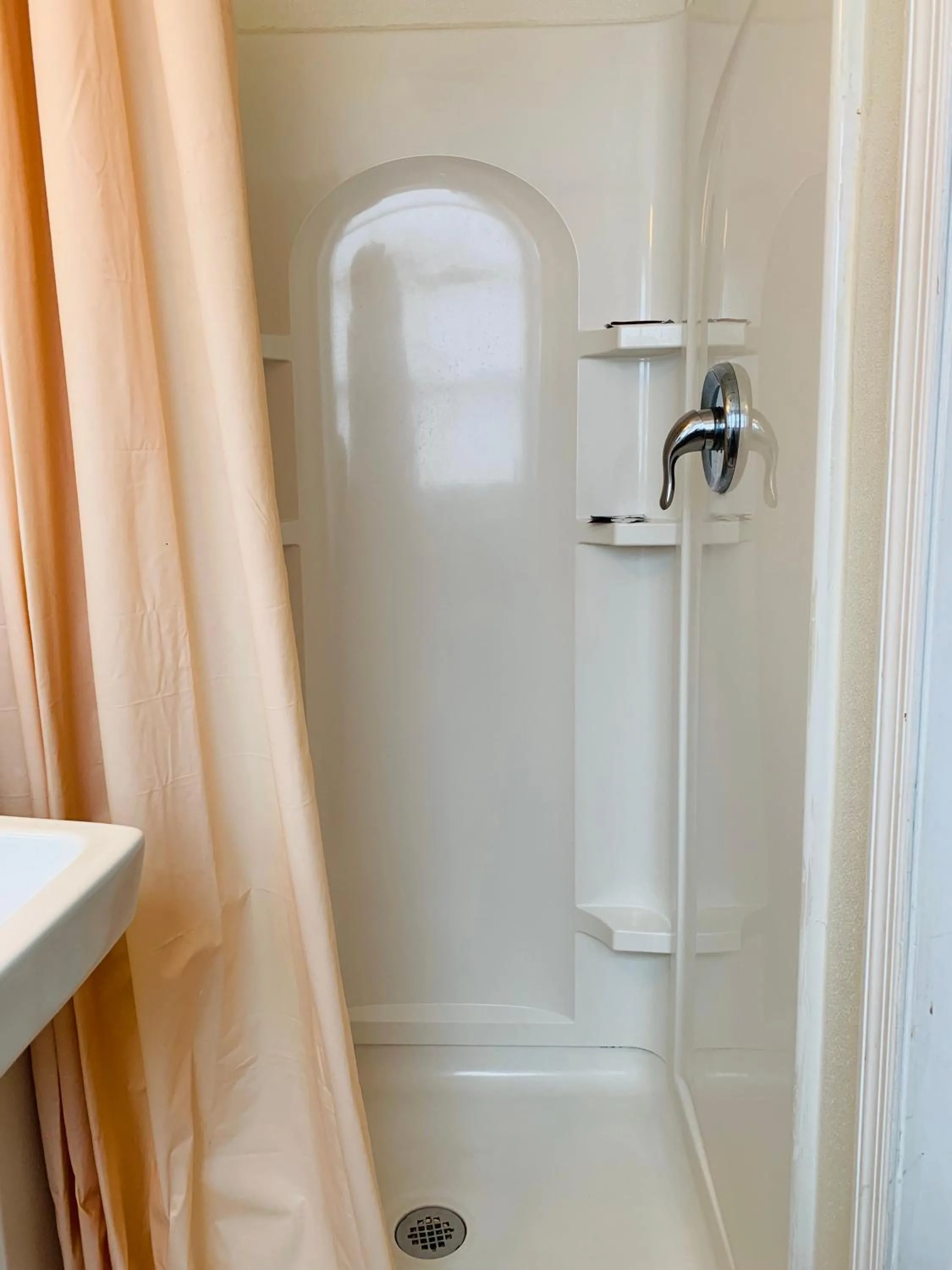 Shower in Franklin Terrace Motel