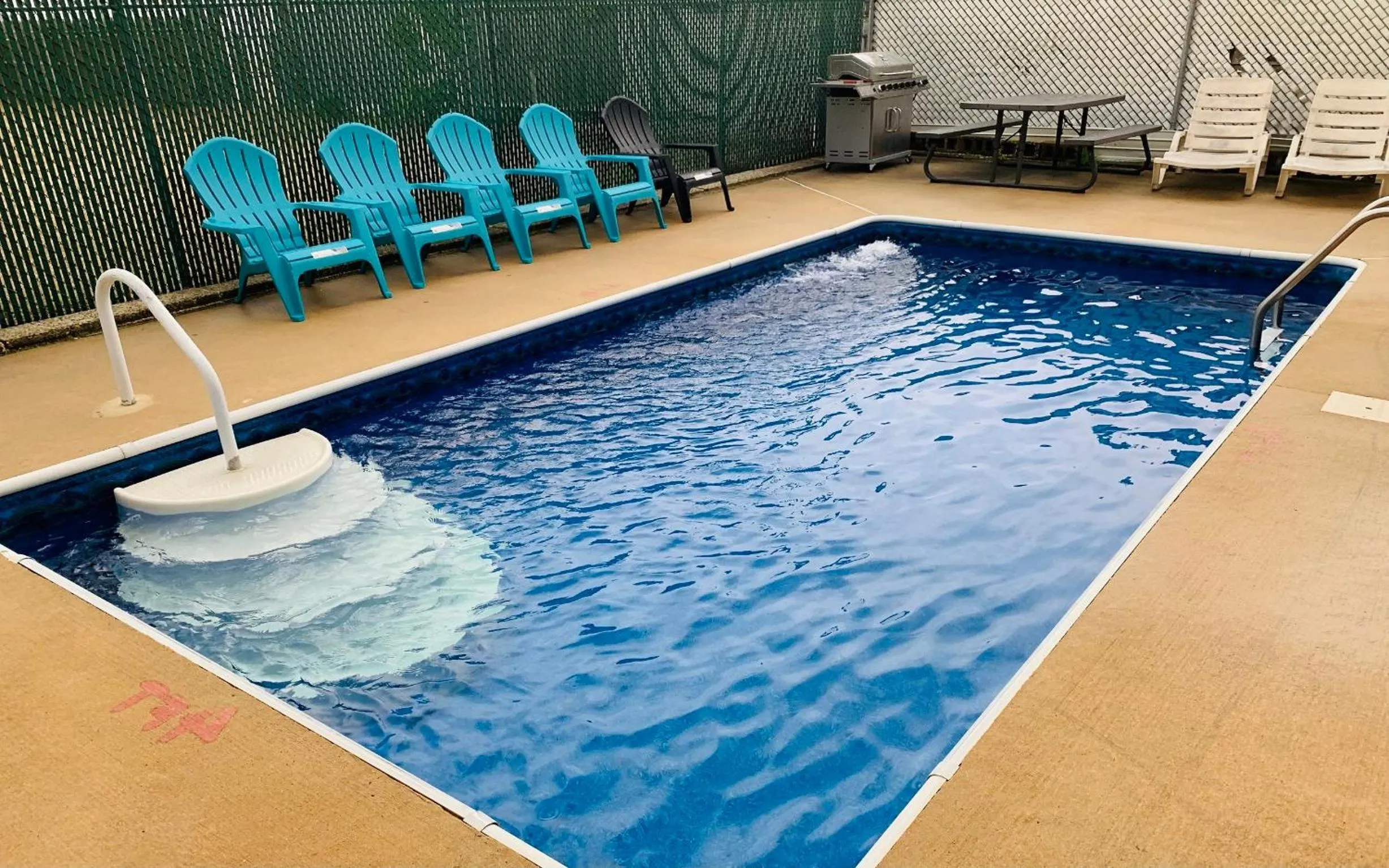Swimming pool in Franklin Terrace Motel
