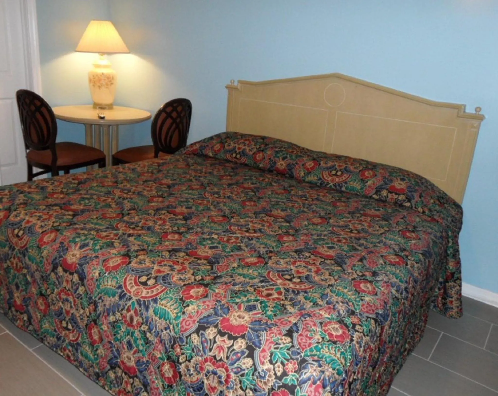 Bed in Franklin Terrace Motel