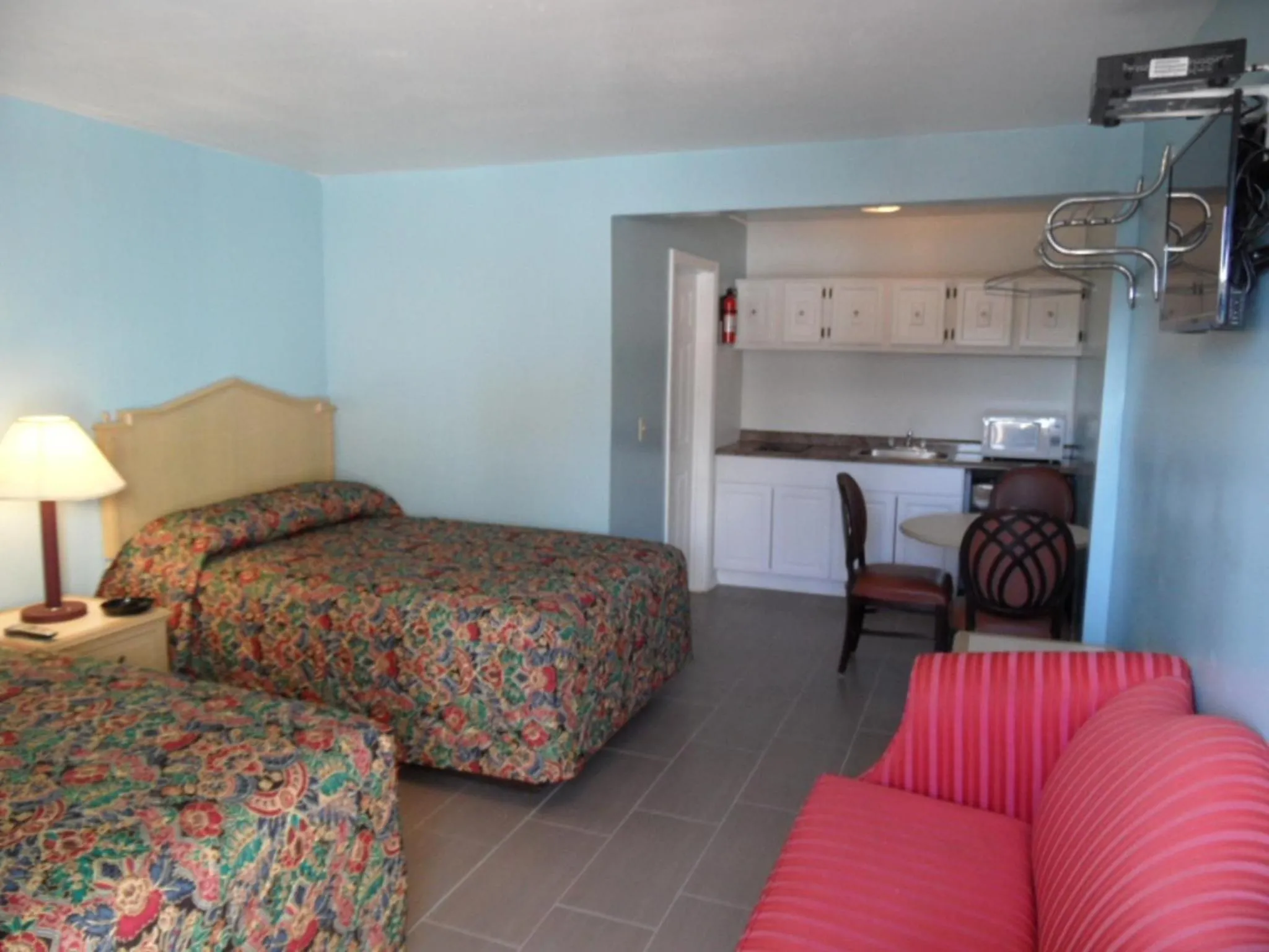 Bed in Franklin Terrace Motel