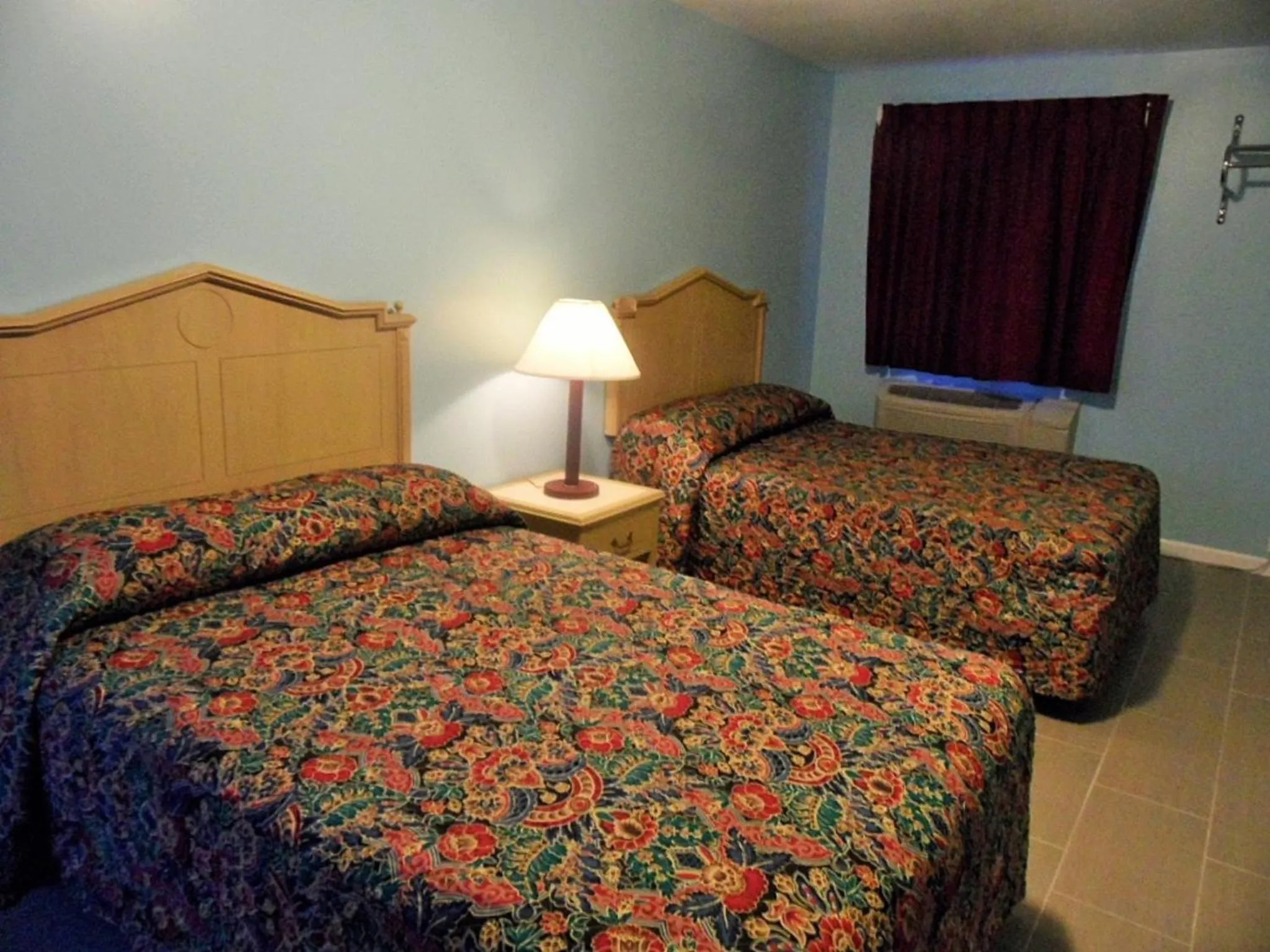Bed in Franklin Terrace Motel