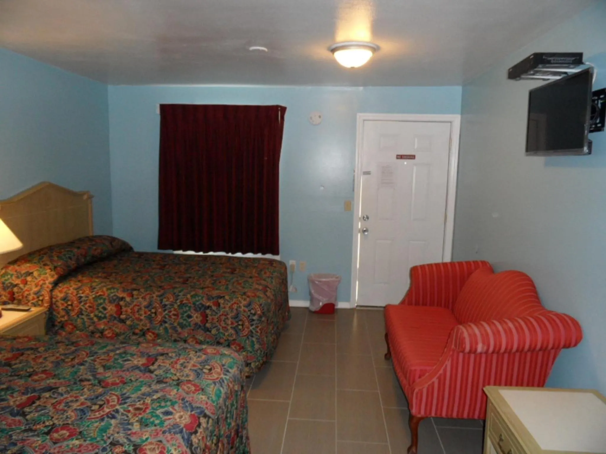 Bed in Franklin Terrace Motel