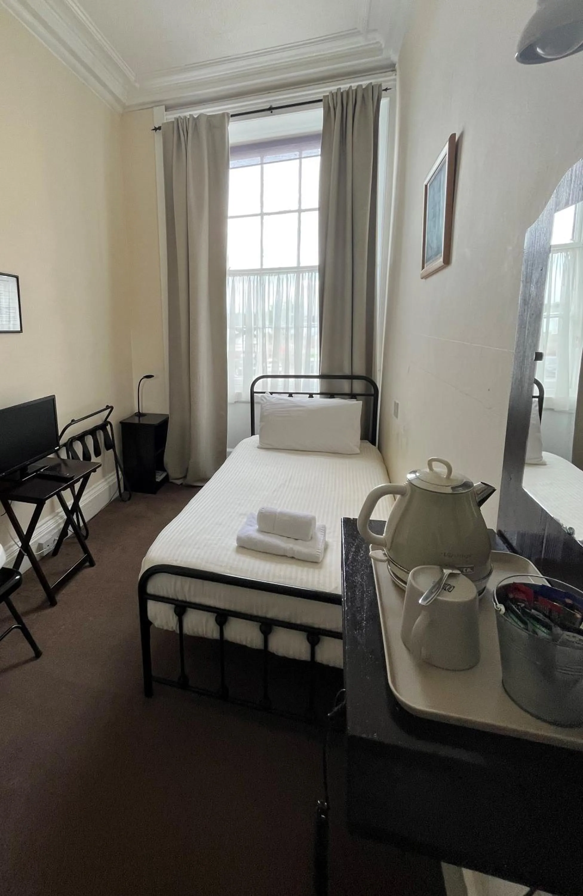 Bed in The Kelvin Hotel