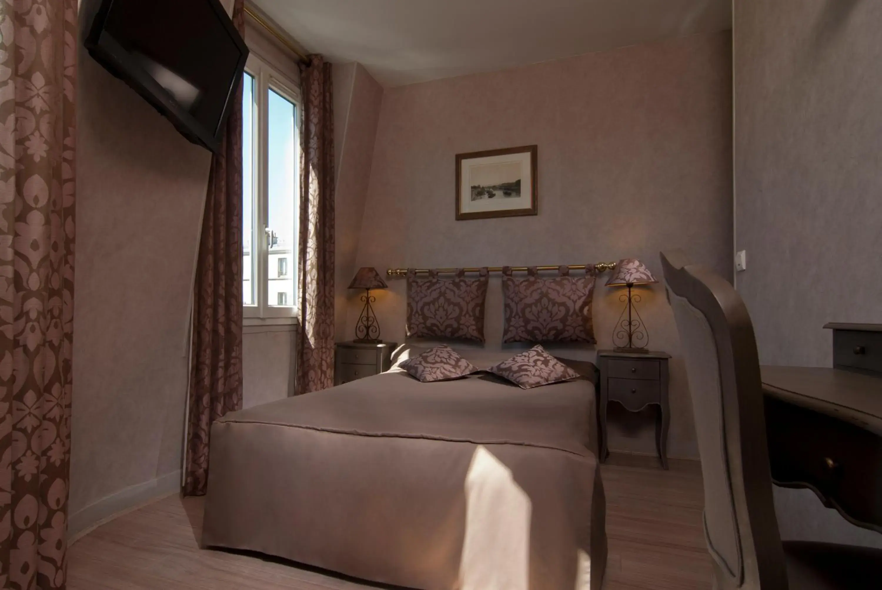 Photo of the whole room, Bed in Hôtel du Château