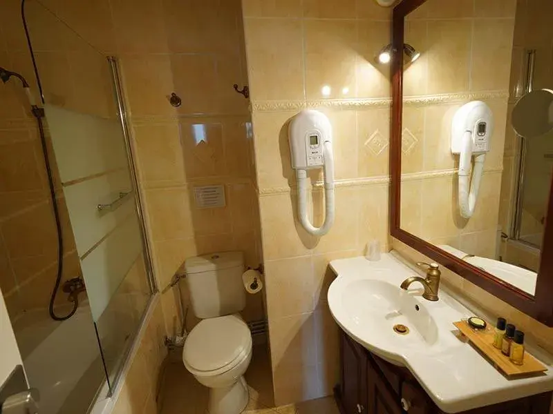 Bathroom in Hôtel du Château