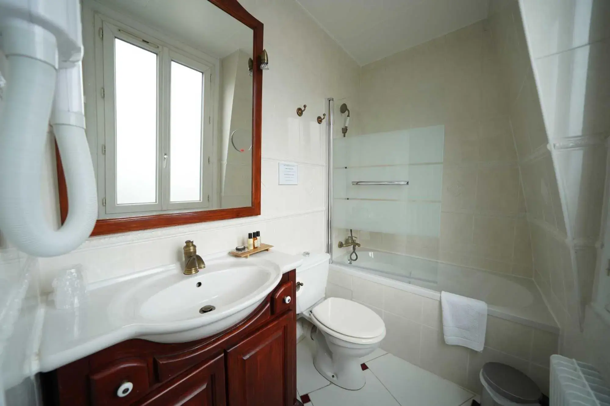 Bathroom in Hôtel du Château