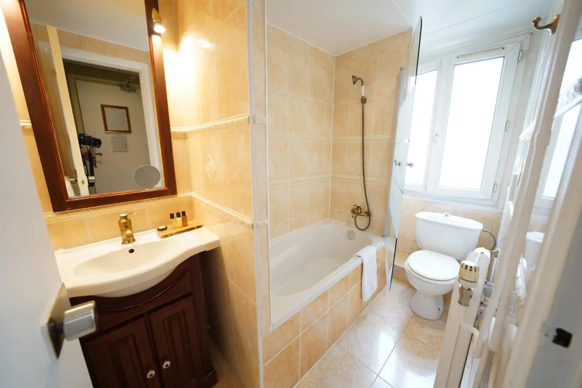 Bathroom in Hôtel du Château