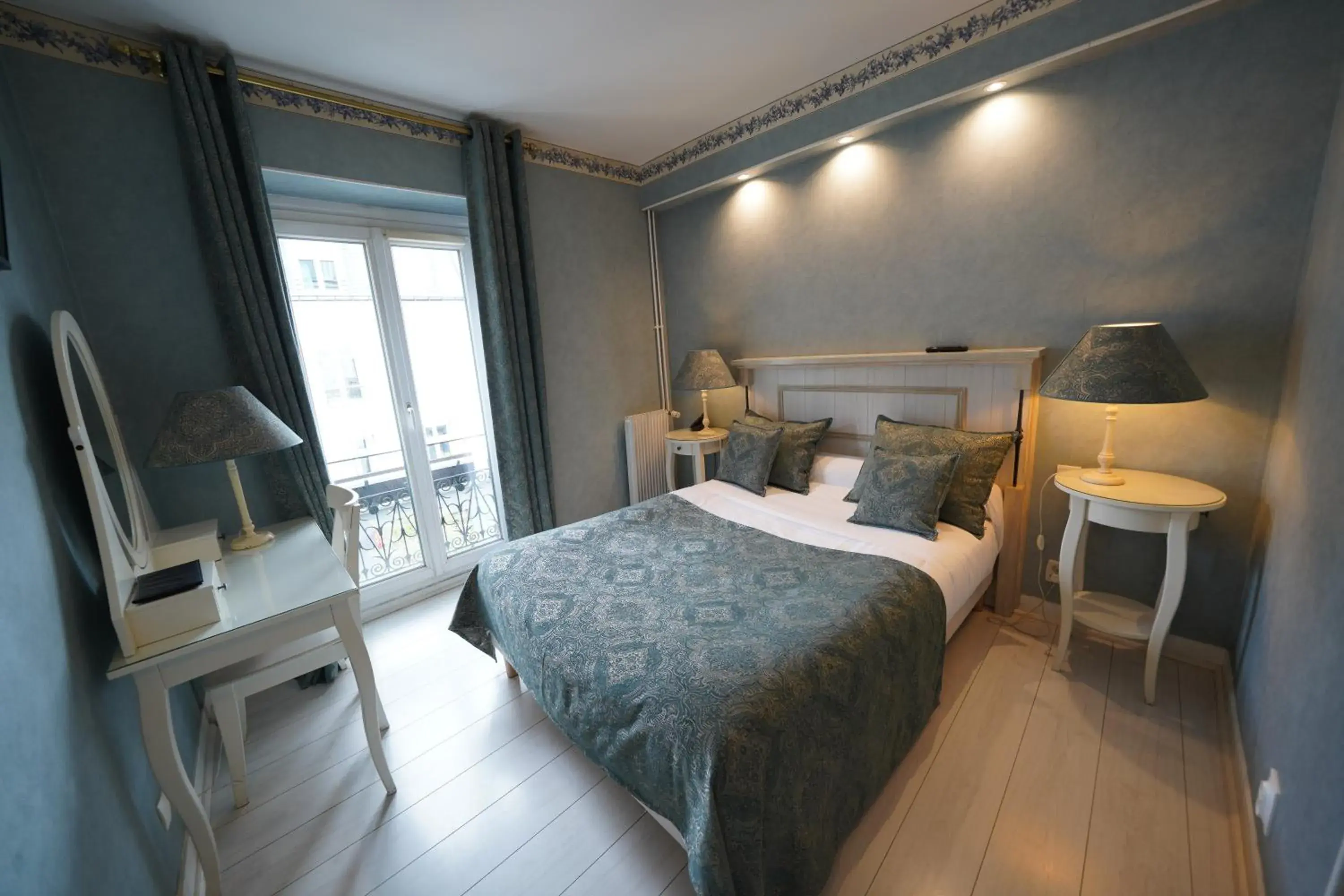 Shower, Bed in Hôtel du Château