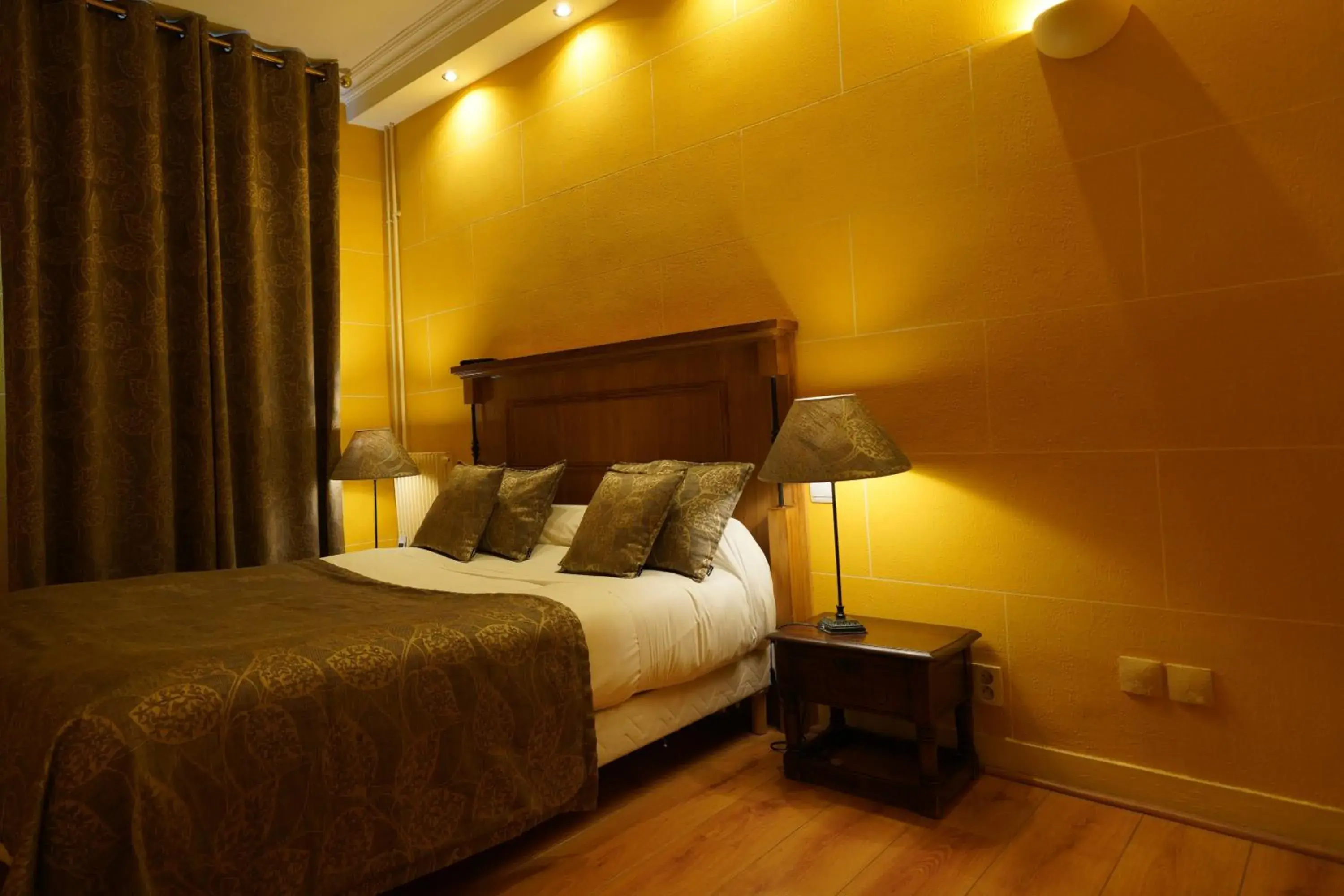 Bathroom, Bed in Hôtel du Château