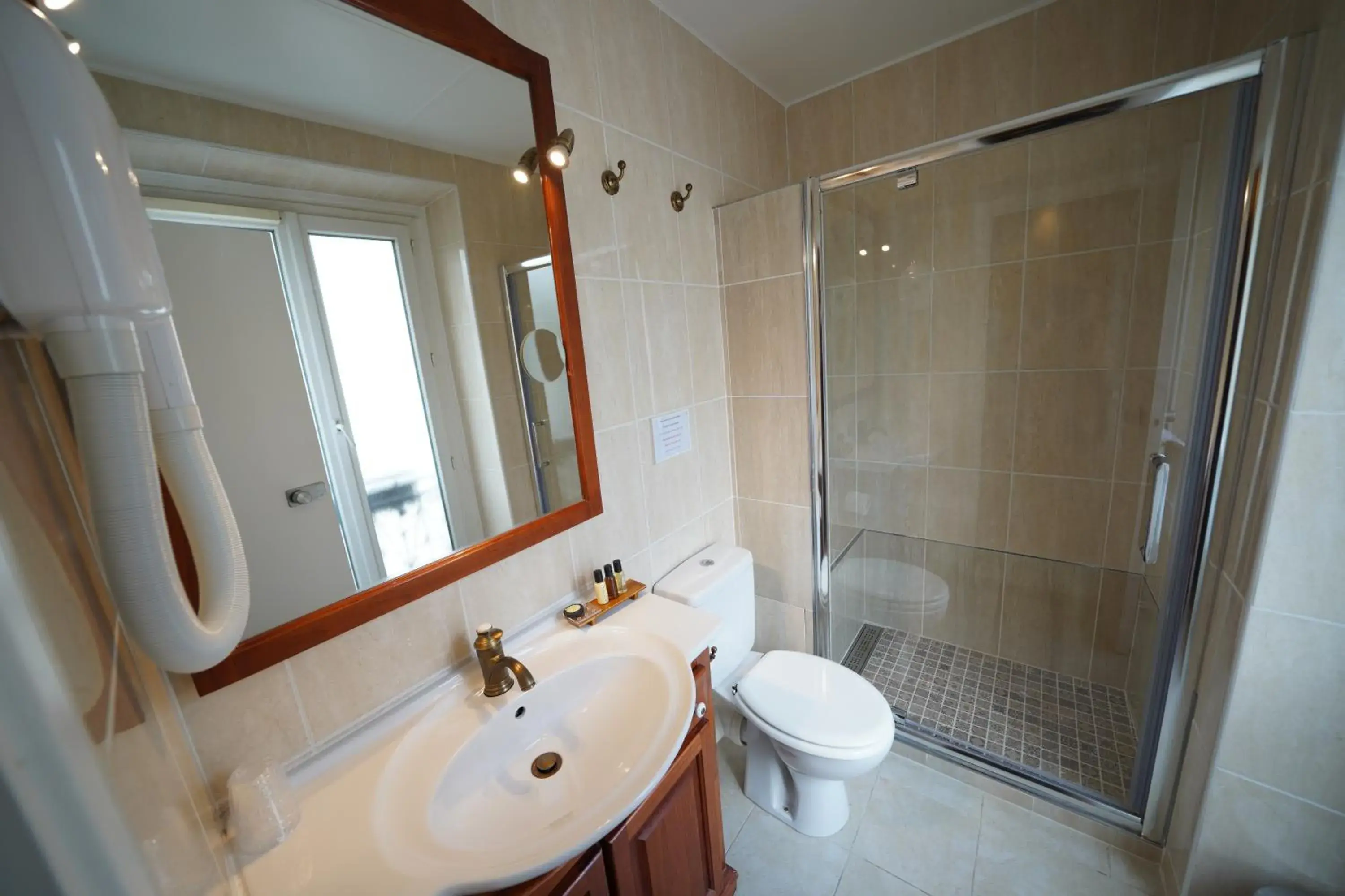 Shower, Bathroom in Hôtel du Château