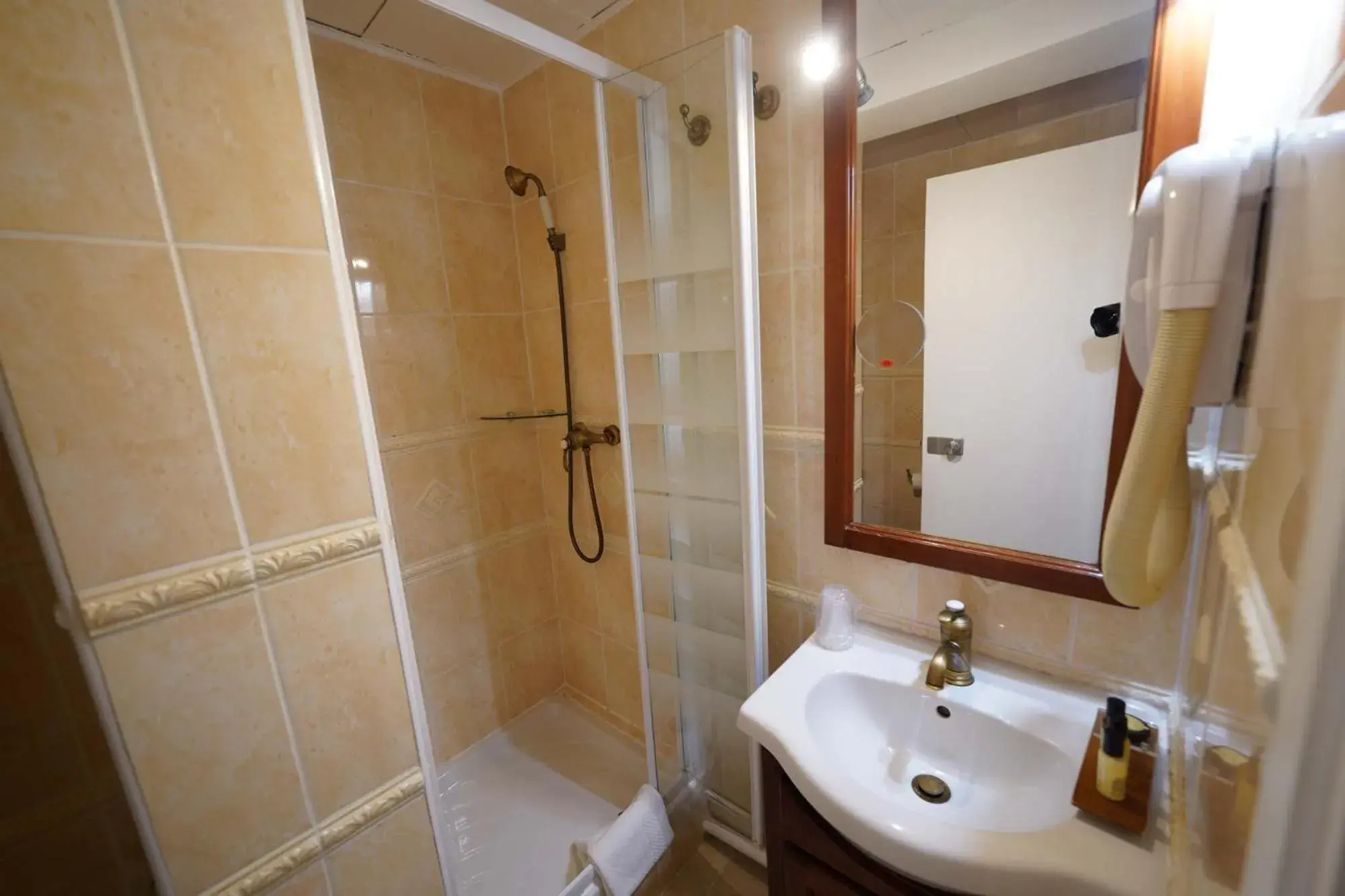 Bathroom in Hôtel du Château