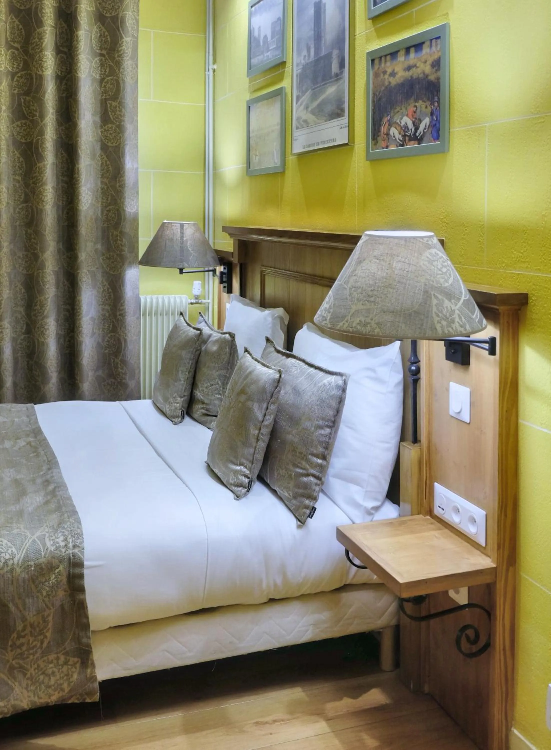 Bed in Hôtel du Château